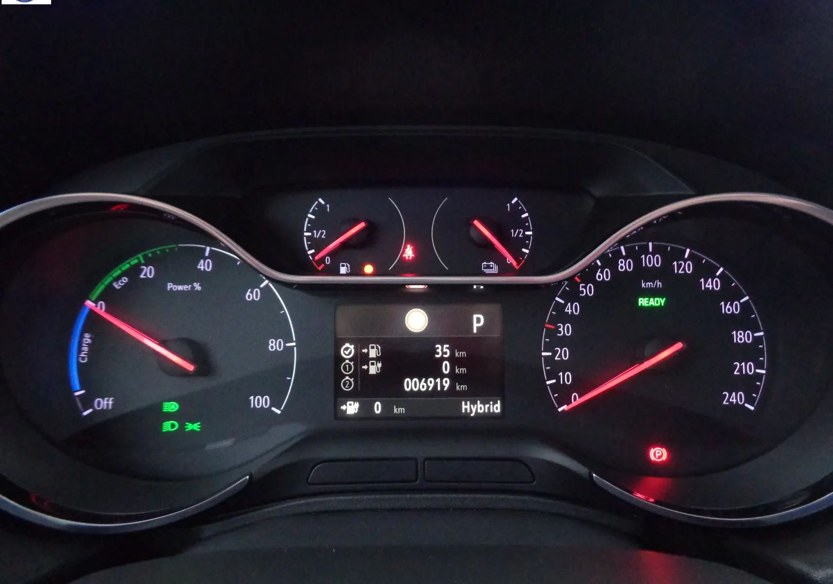 Tableau de bord numérique de l'Opel Grandland X hybride, affichant la vitesse, puissance et autonomie en mode hybride.