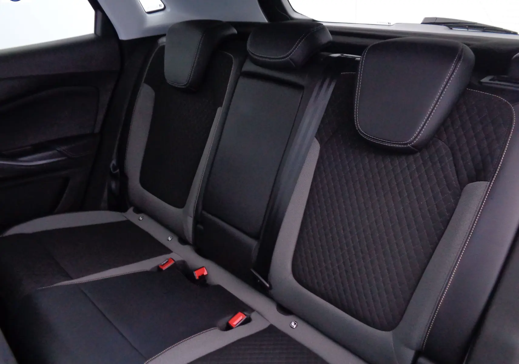 Vue intérieure des sièges arrière noirs et gris avec surpiqûres contrastantes de l'Opel Grandland X 2021 hybride rechargeable.