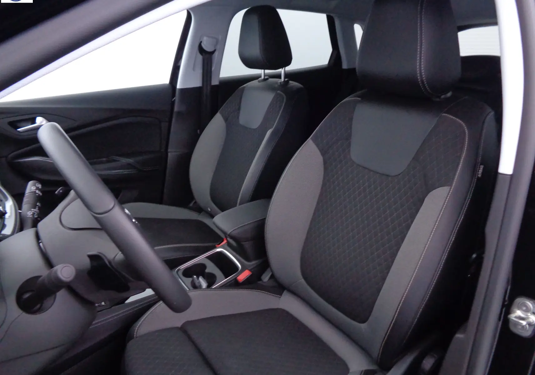 Intérieur avant de l'Opel Grandland X 2021, sièges tissu noir et gris avec surpiqûres, vue côté conducteur ouverte.