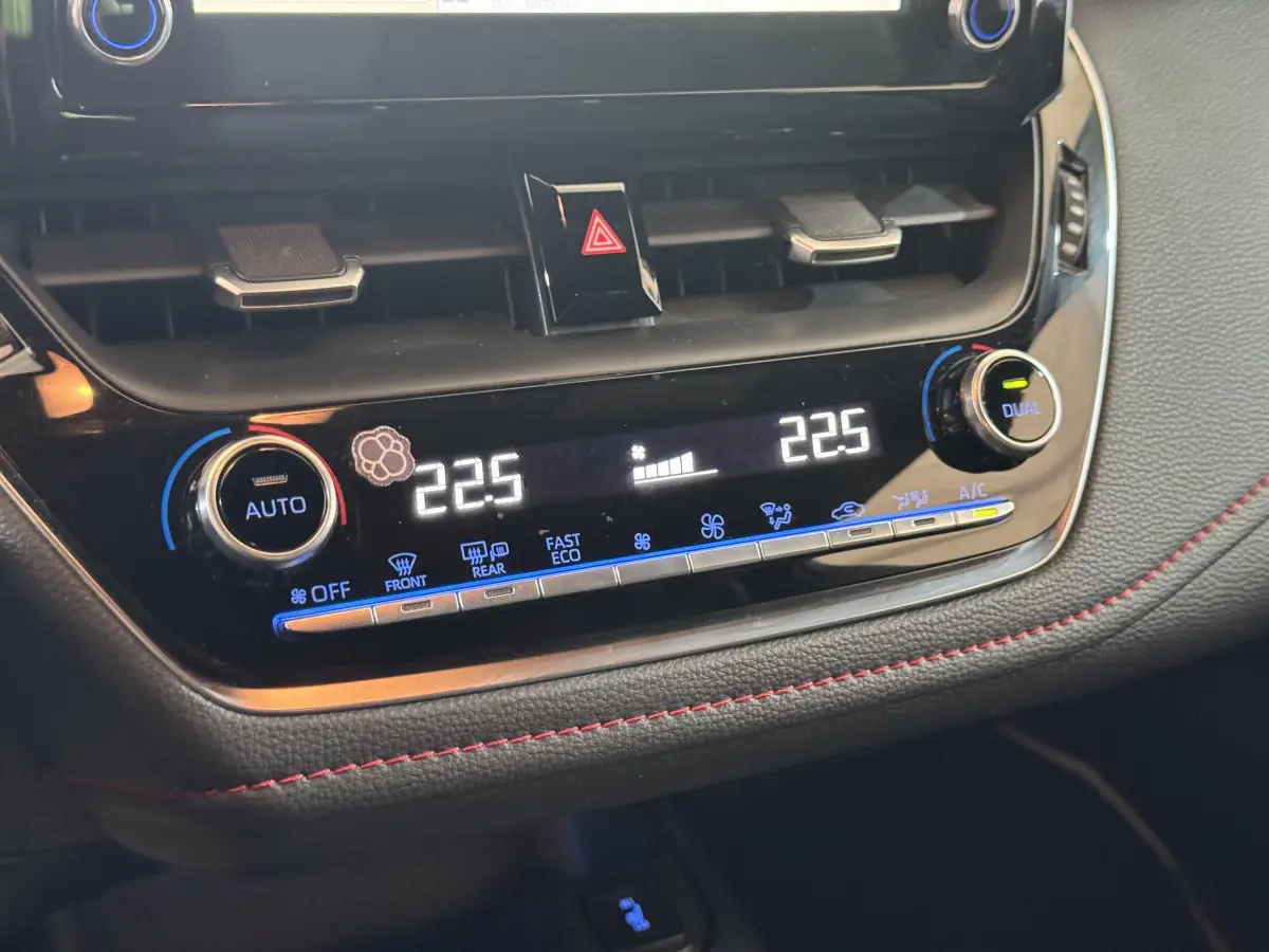 Gros plan sur la commande de climatisation digitale de la Toyota Corolla Hybride 122h Collection avec affichage température à 22,5°C.