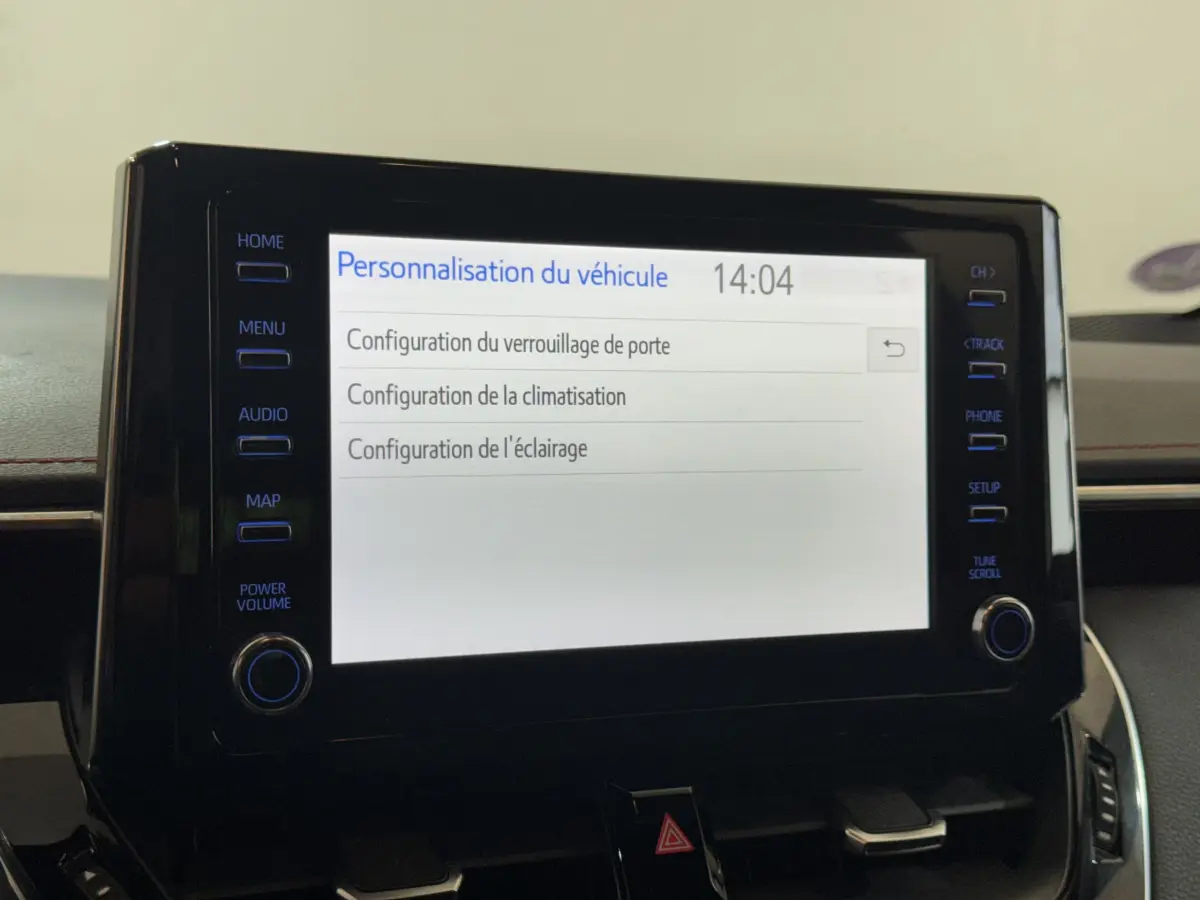 Écran tactile central de la Toyota Corolla Hybride 122h Collection 2021 affichant les options de personnalisation véhicule.