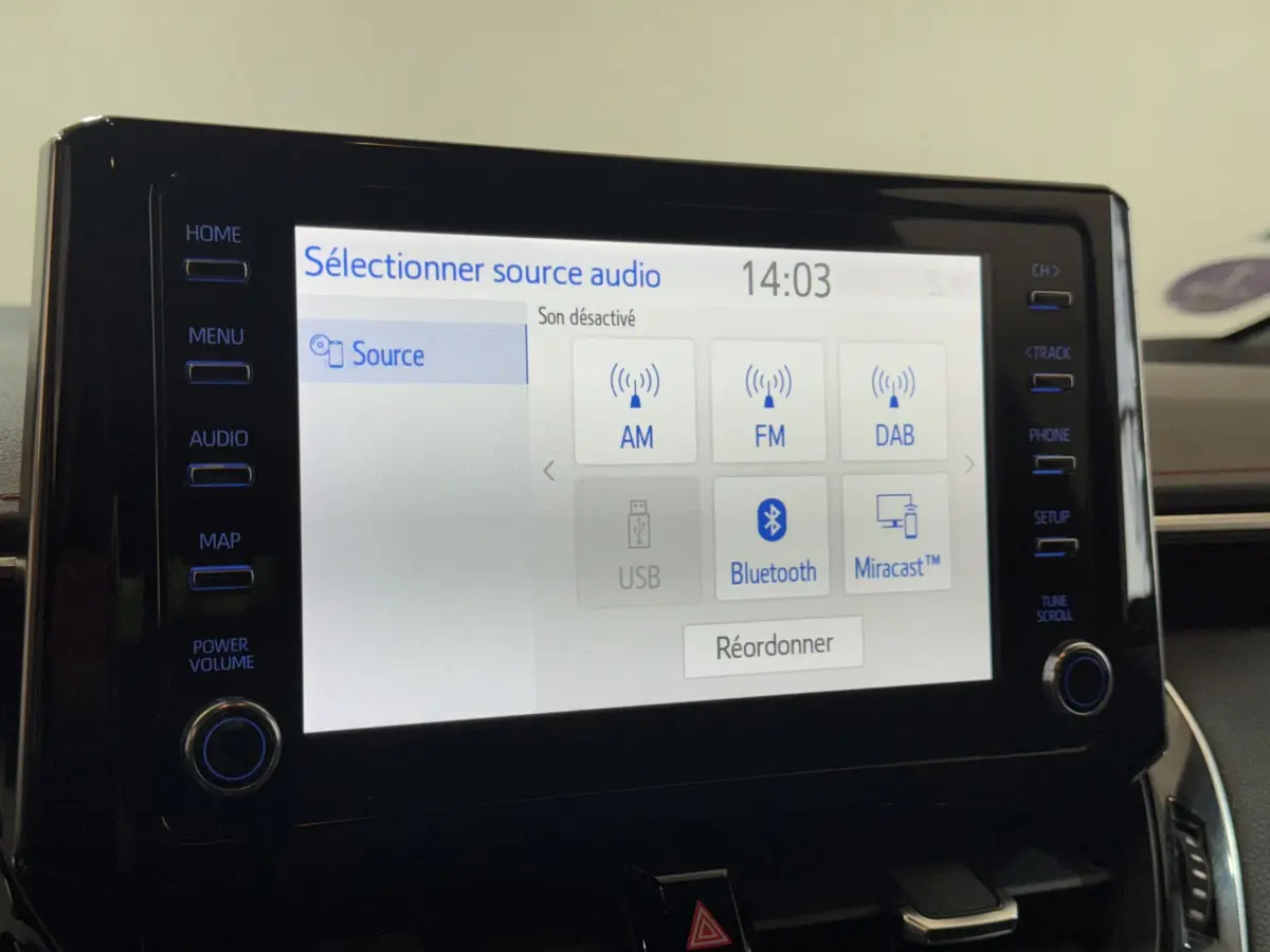 Gros plan sur l'écran tactile central de la Toyota Corolla Hybride 122h Collection 2021, affichant les options audio.