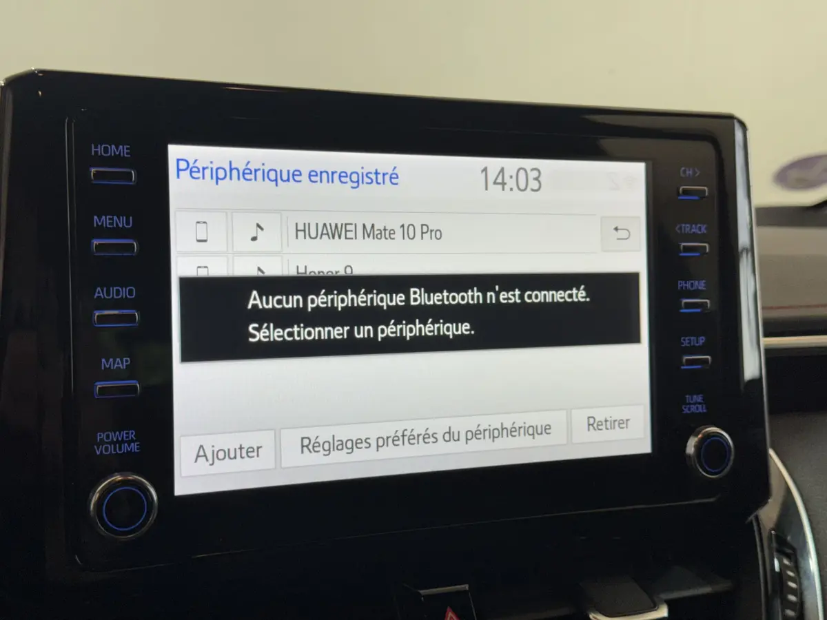 Écran tactile central de la Toyota Corolla Hybride 122h Collection 2021 affichant le menu Bluetooth sans connexion active.