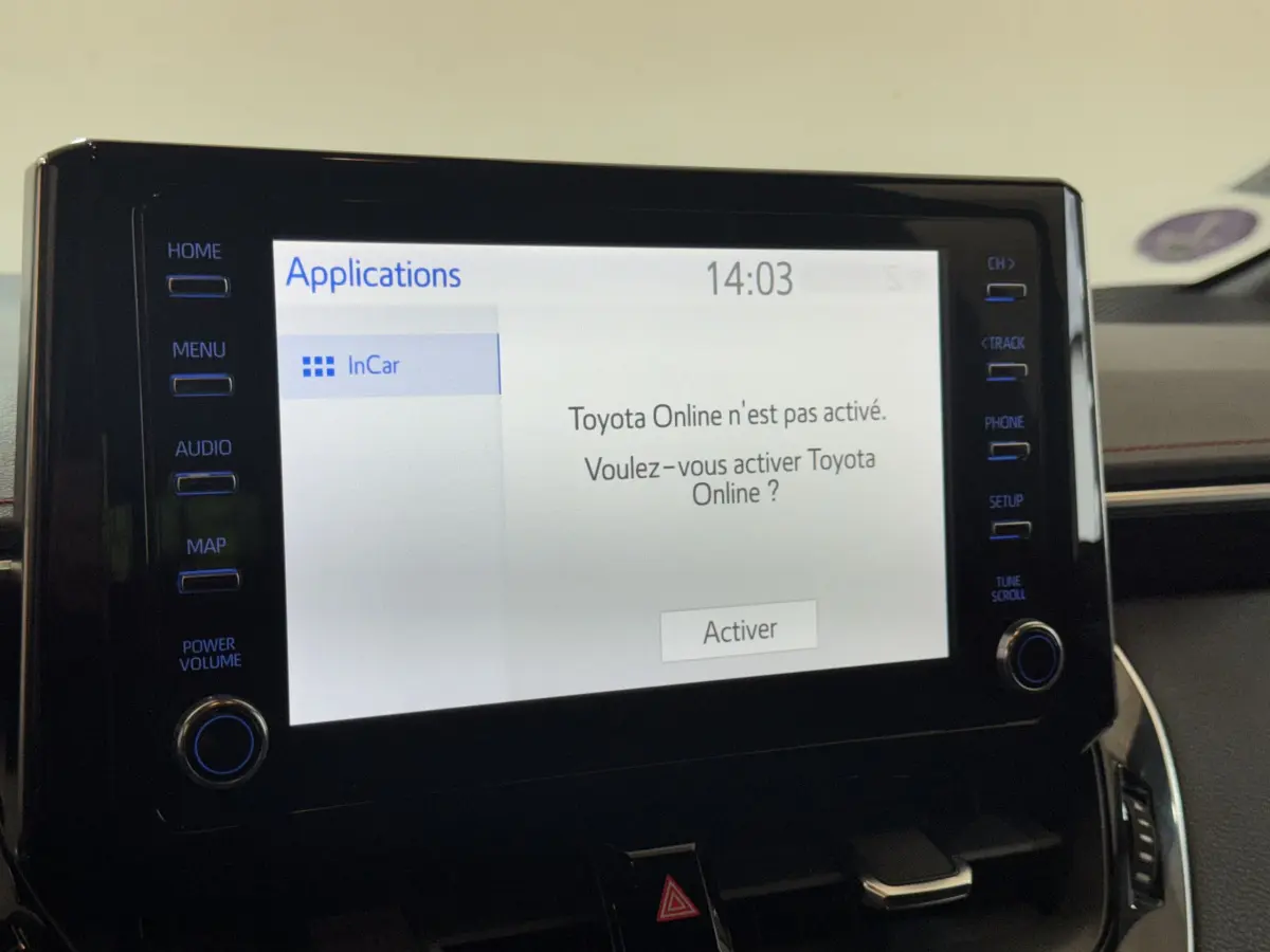 Écran tactile central de la Toyota Corolla Hybride 122h Collection 2021, affichage des applications et menu.