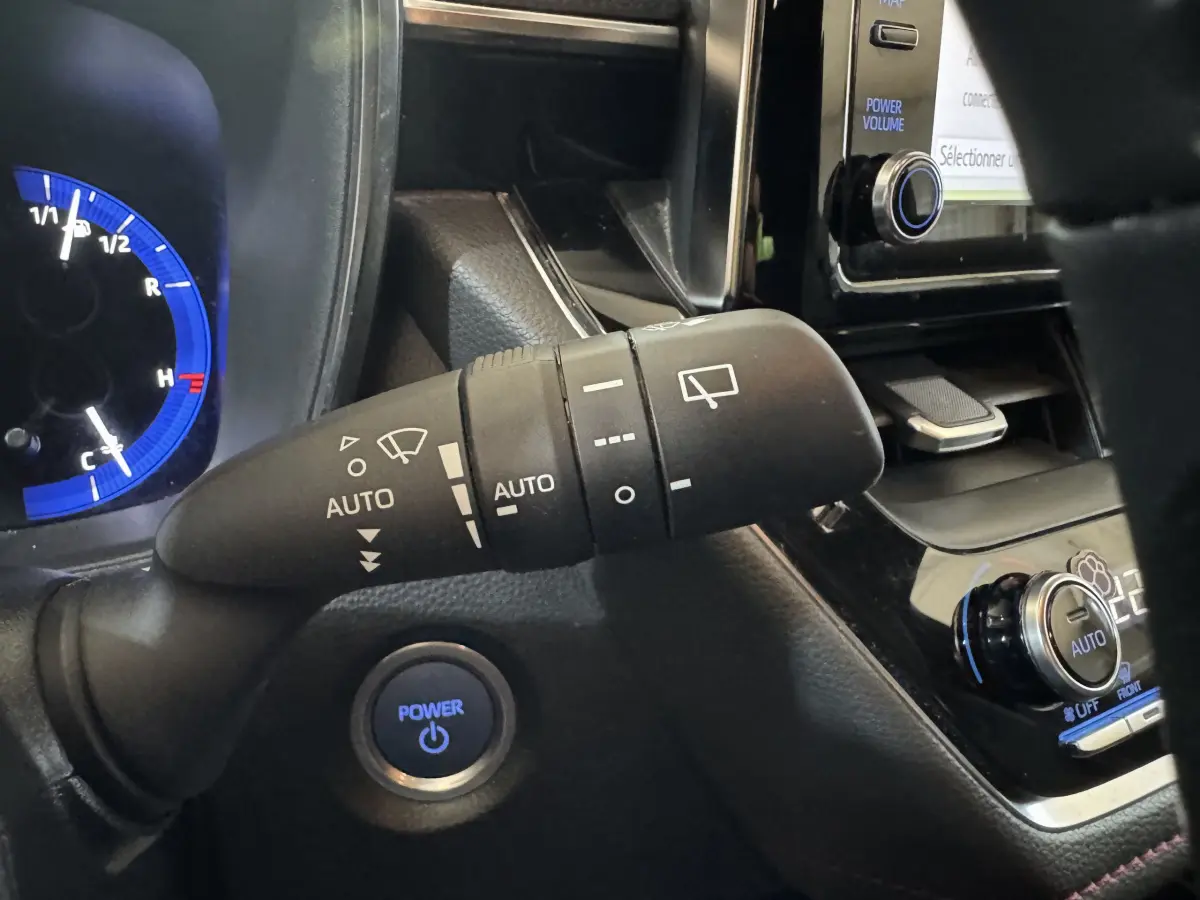 Gros plan intérieur sur la commande d’essuie-glace et bouton Power bleu de la Toyota Corolla Hybride 122h Collection 2021.
