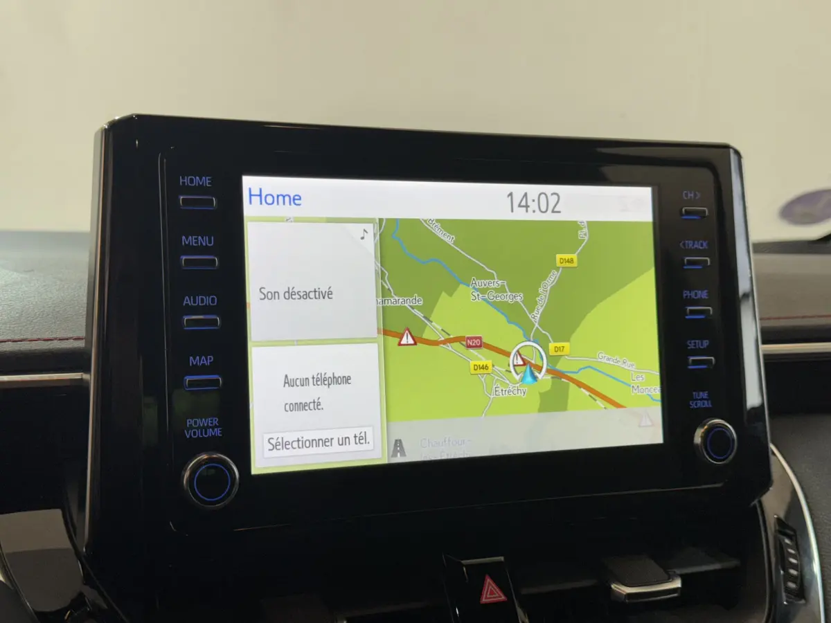 Écran tactile 8 pouces du système de navigation de la Toyota Corolla Hybride, affichage carte et menu en français.