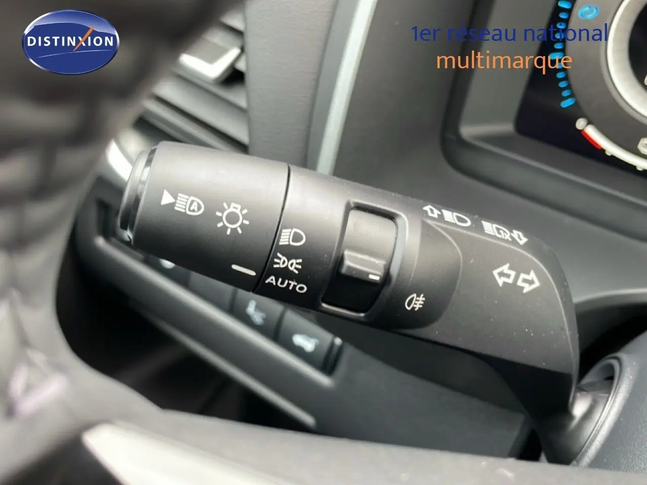 Gros plan sur la commande des feux et clignotants dans l'habitacle noir du Nissan Qashqai 2025.