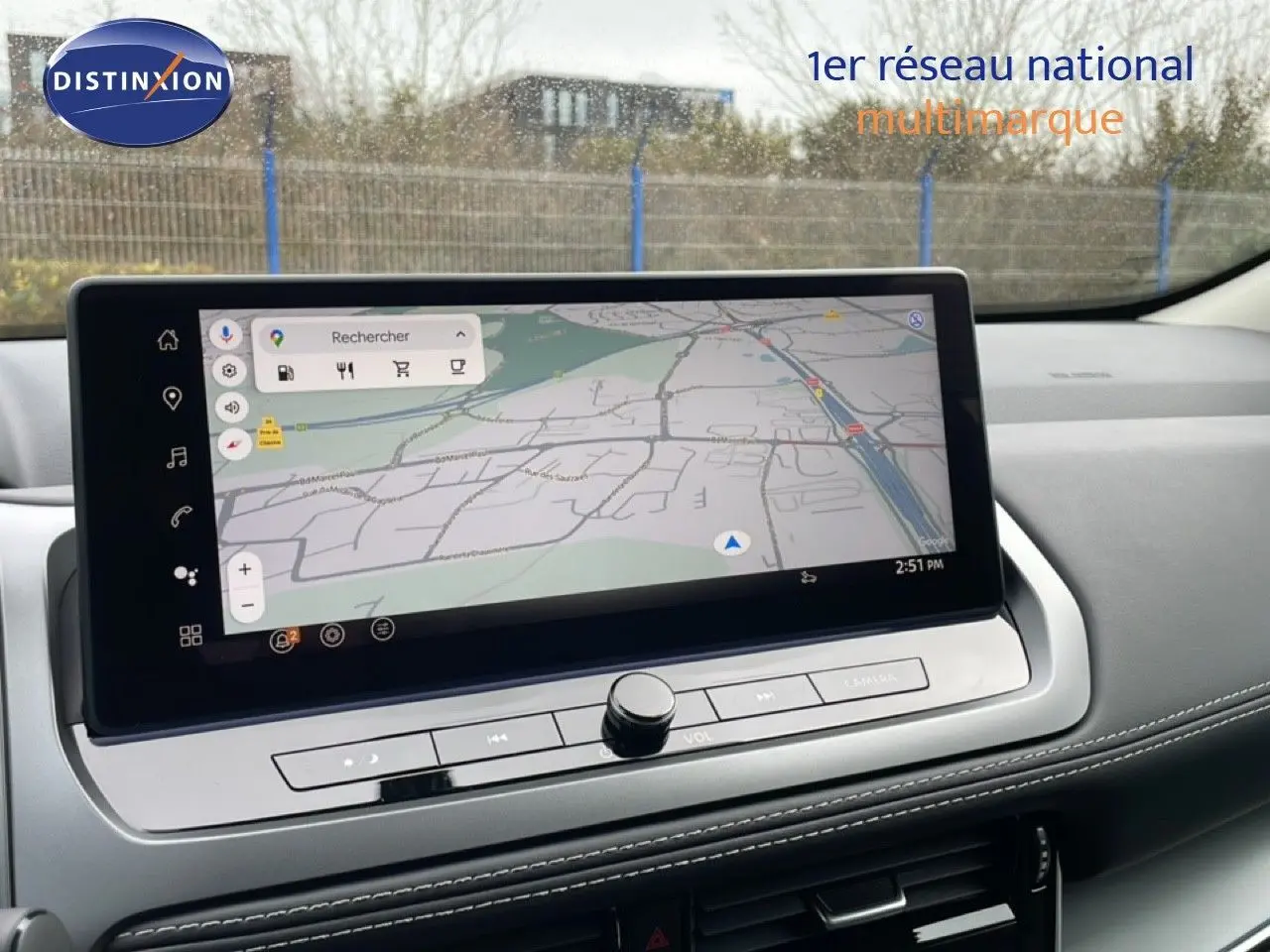 Écran tactile central affichant la navigation GPS dans l’habitacle moderne du Nissan Qashqai gris Squale Metal 2025.