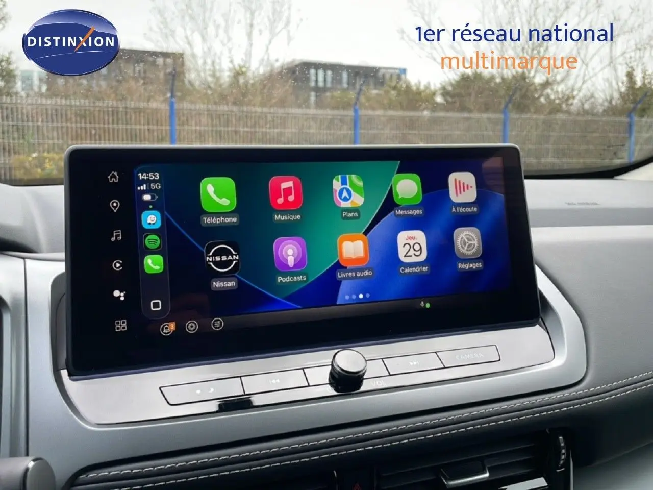 Écran tactile central du Nissan Qashqai 2025 affichant les applications Apple CarPlay, avec tableau de bord gris et finitions modernes.
