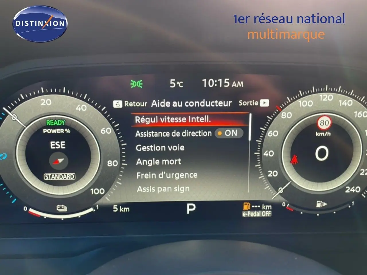 Tableau de bord numérique du Nissan Qashqai 2025 affichant l'aide au conducteur, vu de face en gros plan.