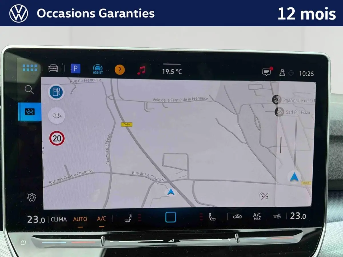 Écran tactile central de navigation du Volkswagen Golf 1.5 eTSI 150 DSG7, affichant la carte et commandes climatisation.