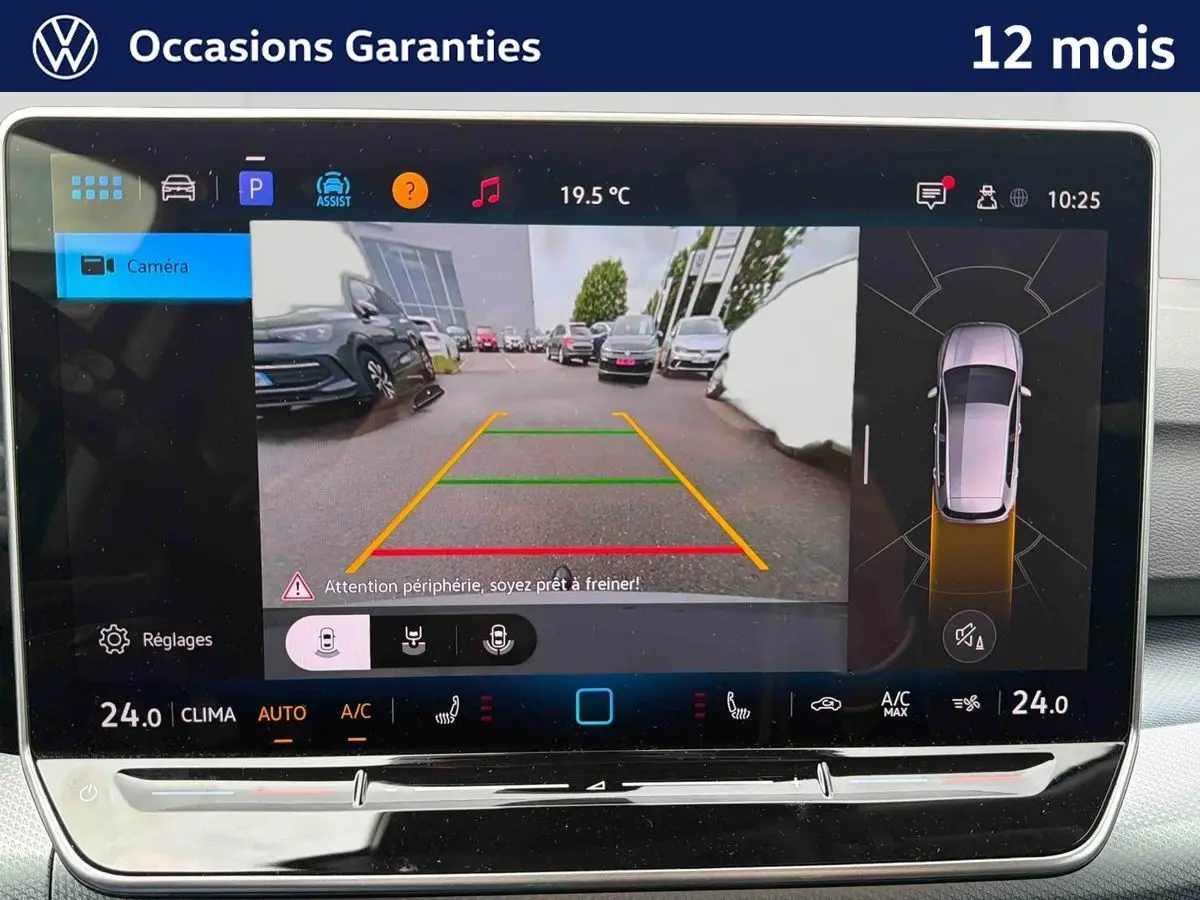 Écran tactile intérieur montrant la caméra de recul et l'affichage 3D d'une Volkswagen Golf grise en stationnement.