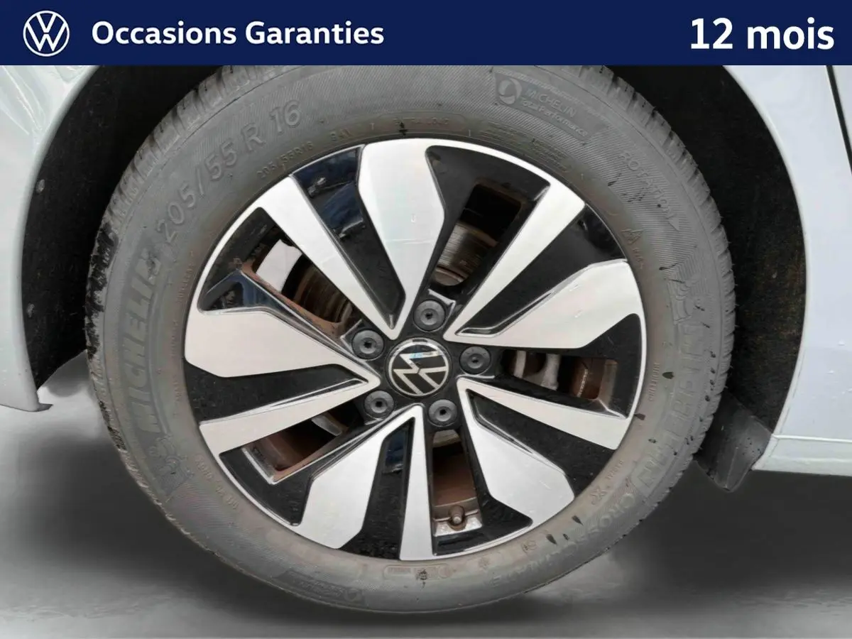Gros plan sur la jante alliage 16'' Zurich bicolore noir et argent de la Volkswagen Golf grise, côté droit.