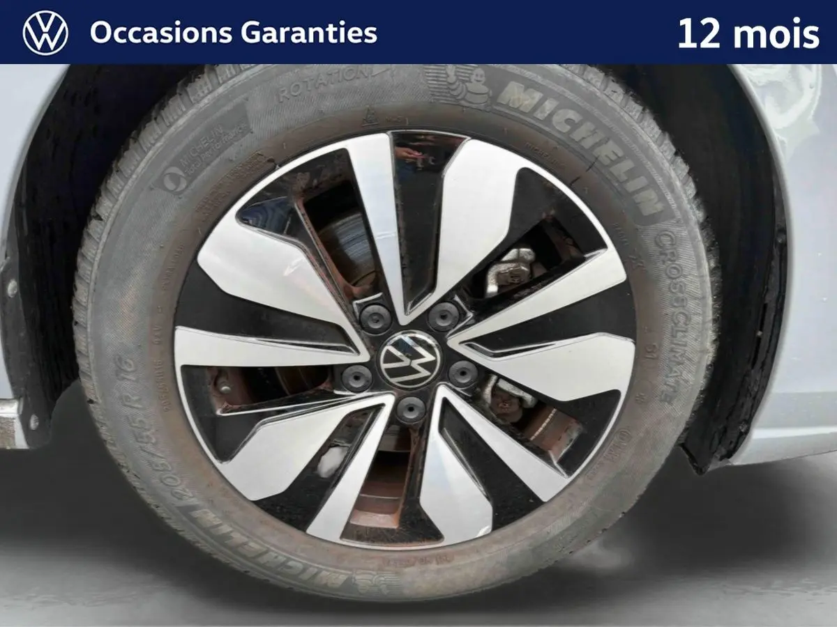 Gros plan sur la jante alliage 16'' Zurich bicolore d'une Volkswagen Golf grise, avec pneu Michelin visible.