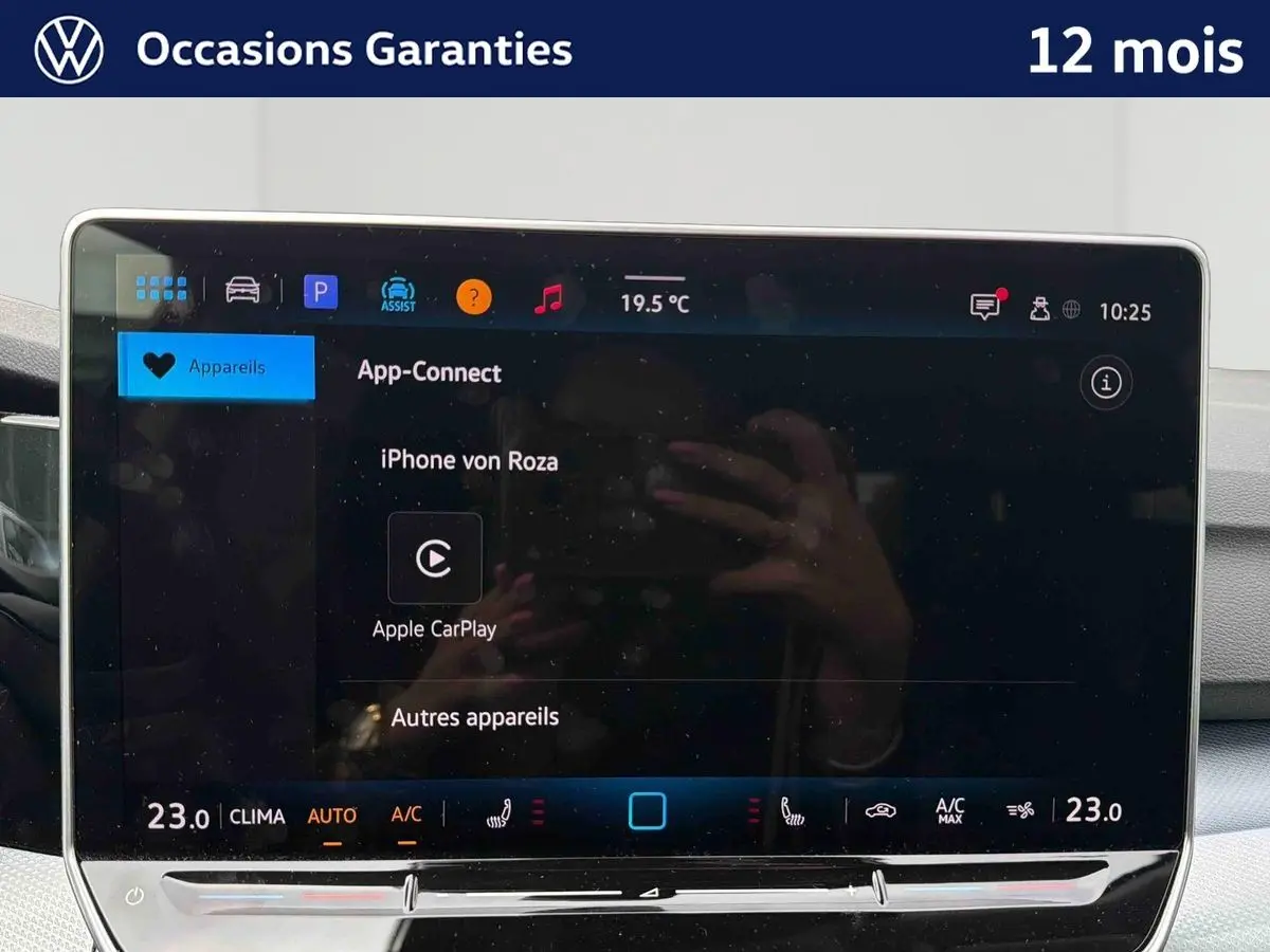 Écran tactile central de la Volkswagen Golf grise, affichant la connexion Apple CarPlay en intérieur.