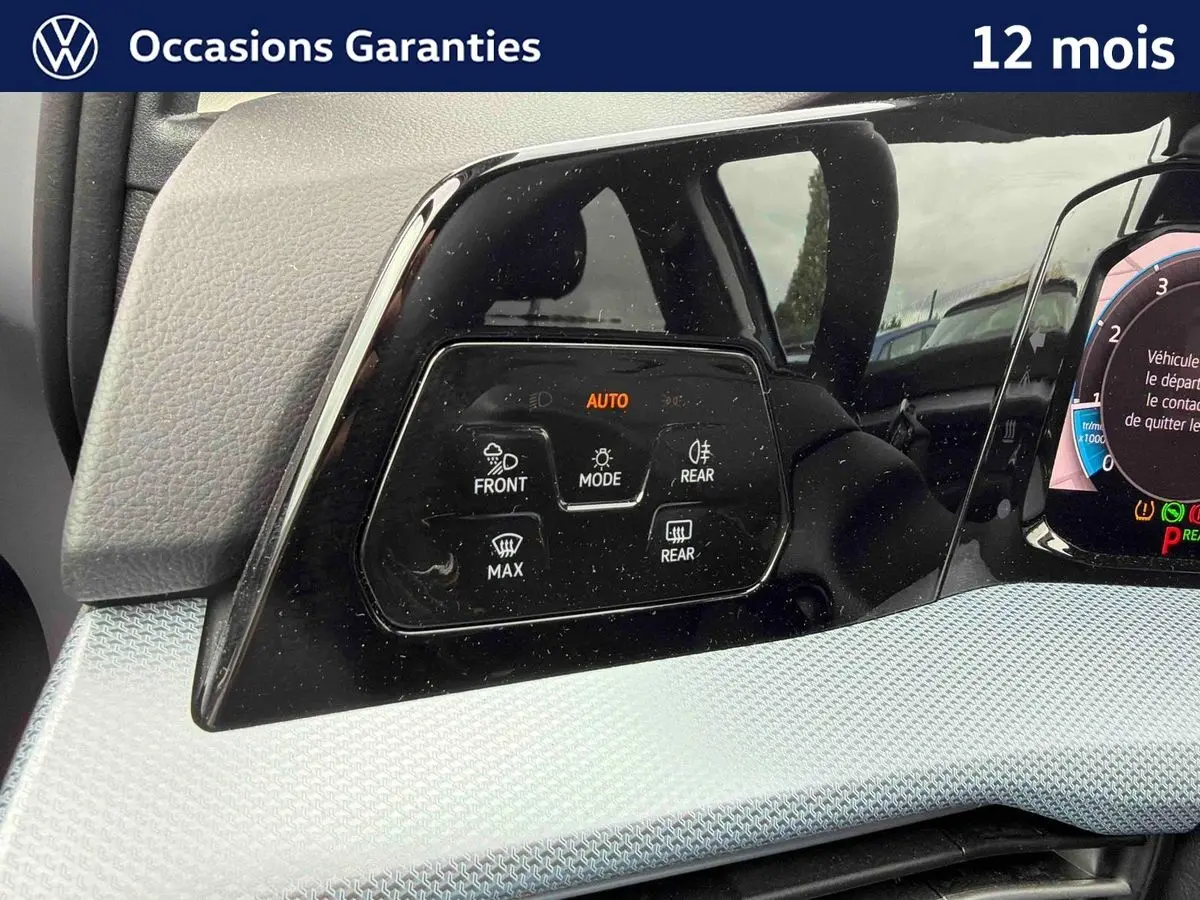 Détail du tableau de bord de la Volkswagen Golf 1.5 eTSI 150 DSG7 2025, montrant les commandes d'éclairage automatiques.