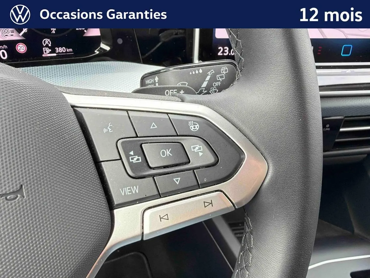 Gros plan sur les commandes multifonctions à droite du volant de la Volkswagen Golf 1.5 eTSI 2025, intérieur noir.