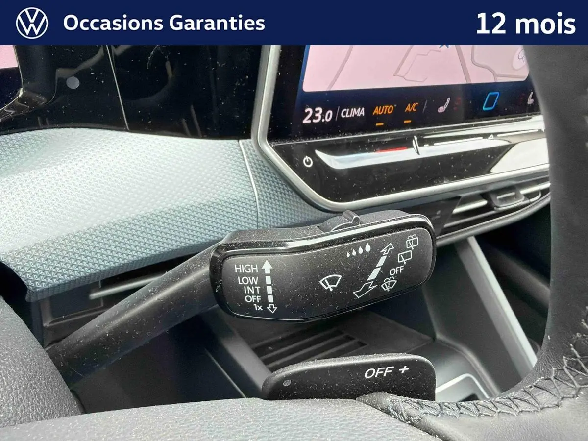 Gros plan sur la commande d'essuie-glace côté gauche dans l'habitacle gris d'une Volkswagen Golf 2025.