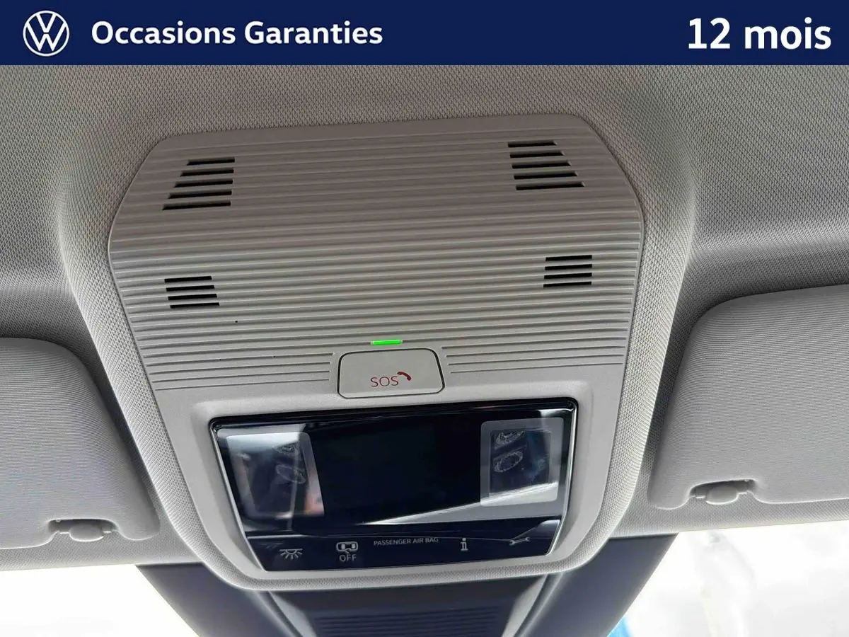 Vue intérieure du plafonnier gris clair avec bouton SOS et éclairage LED d'une Volkswagen Golf 2025.