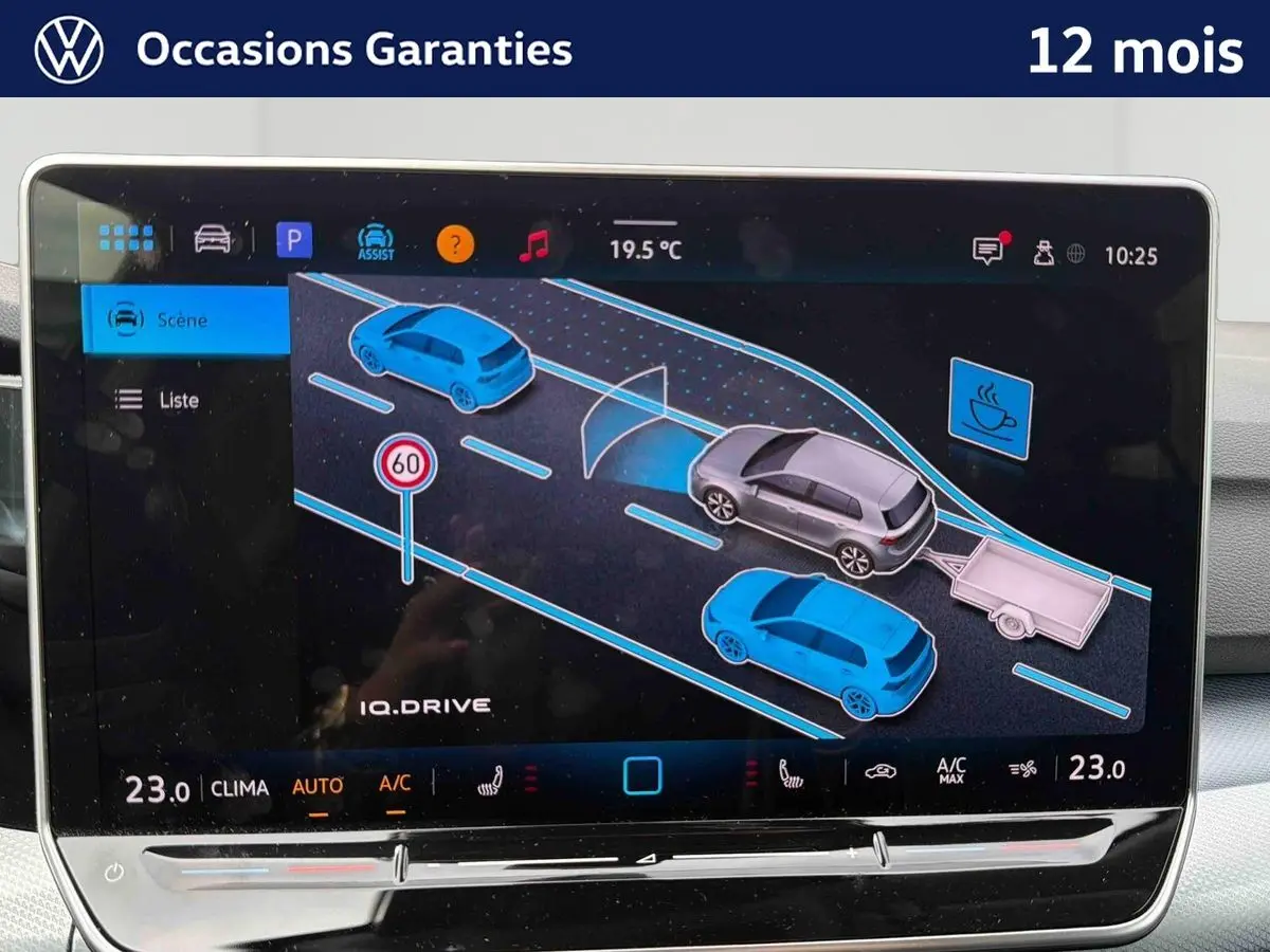 Écran tactile intérieur affichant l'assistance à la conduite de la Volkswagen Golf grise vue de dessus.