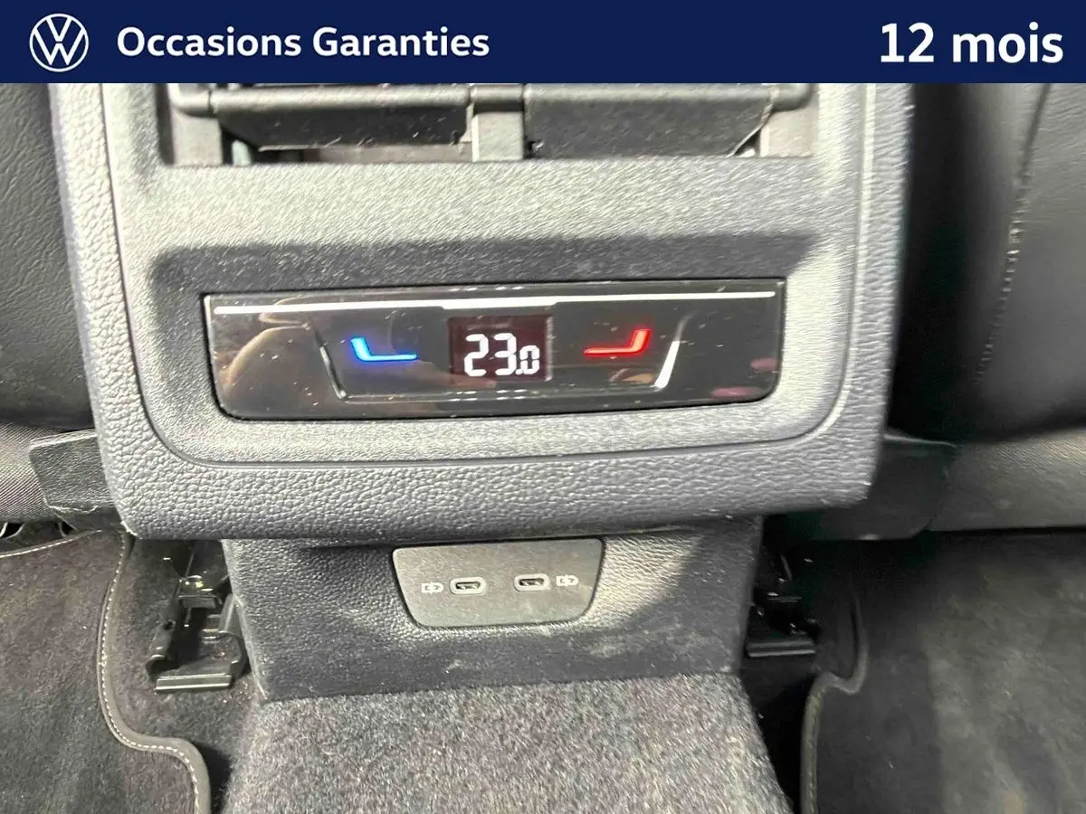 Détail de la console arrière de la Volkswagen Golf 1.5 eTSI 150 DSG7 2025, affichage numérique de la climatisation à 23°C et ports USB-C.