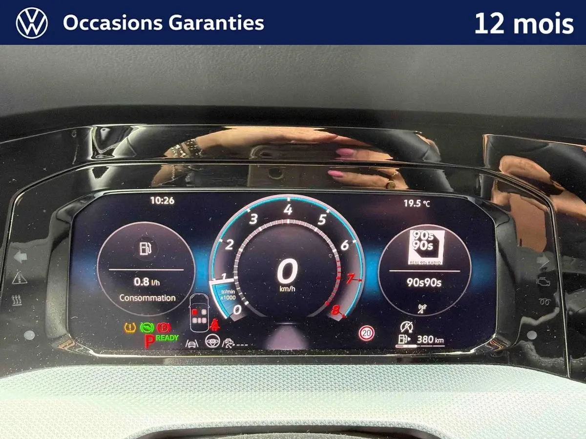Tableau de bord digital de Volkswagen Golf 1.5 eTSI 2025 affichant vitesse à 0 km/h et consommation instantanée.