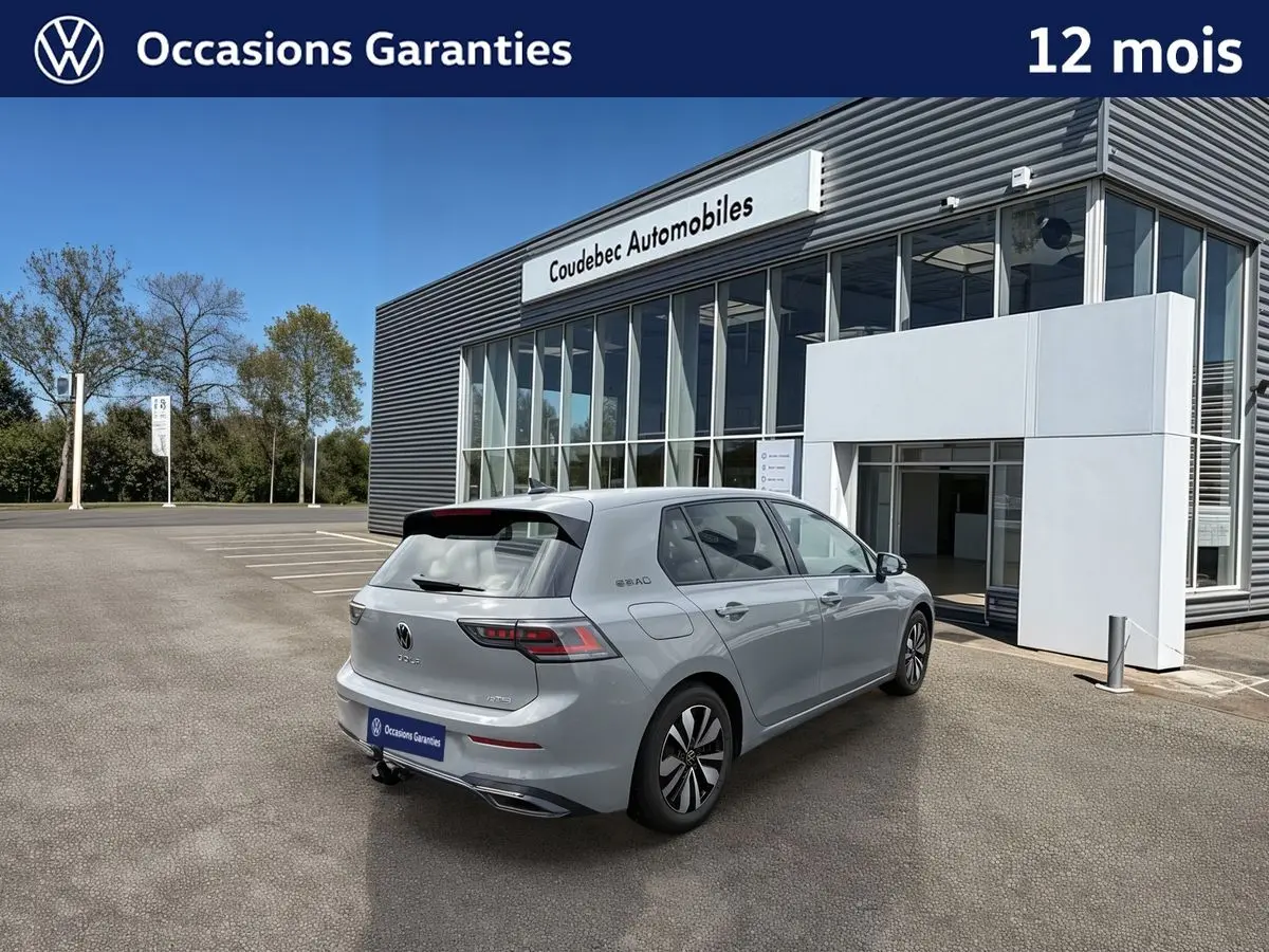 Volkswagen Golf grise vue 3/4 arrière droit avec attelage électrique devant concession Coudebec Automobiles.