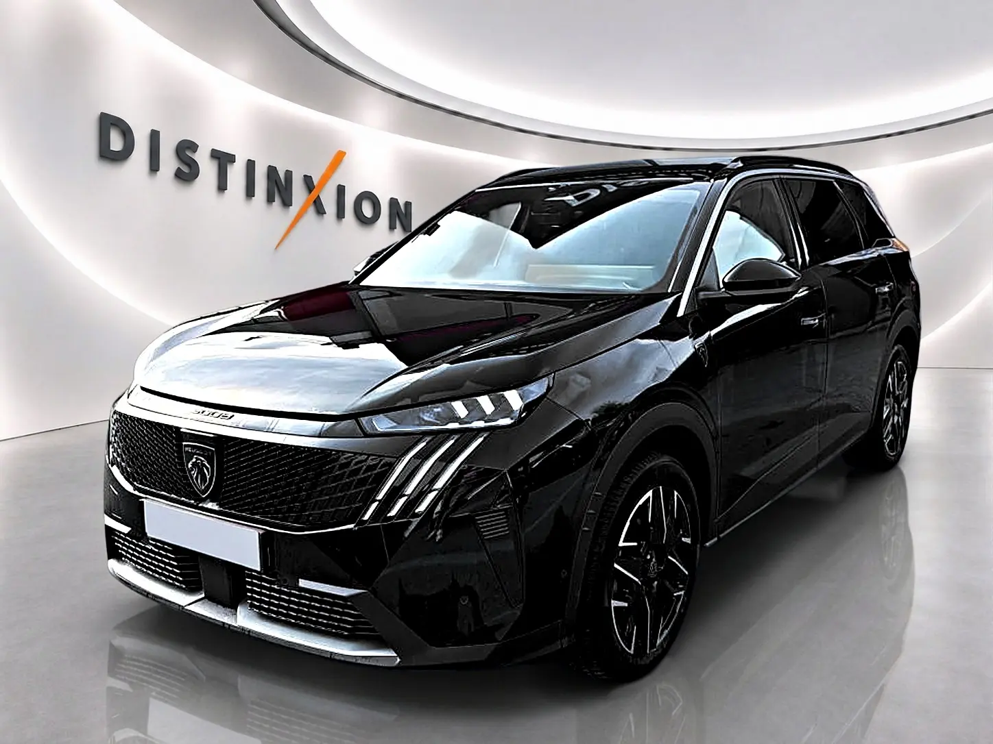 Peugeot 5008 Hybrid 145 GT noir en 3/4 avant, avec calandre distinctive et jantes alliage noires.