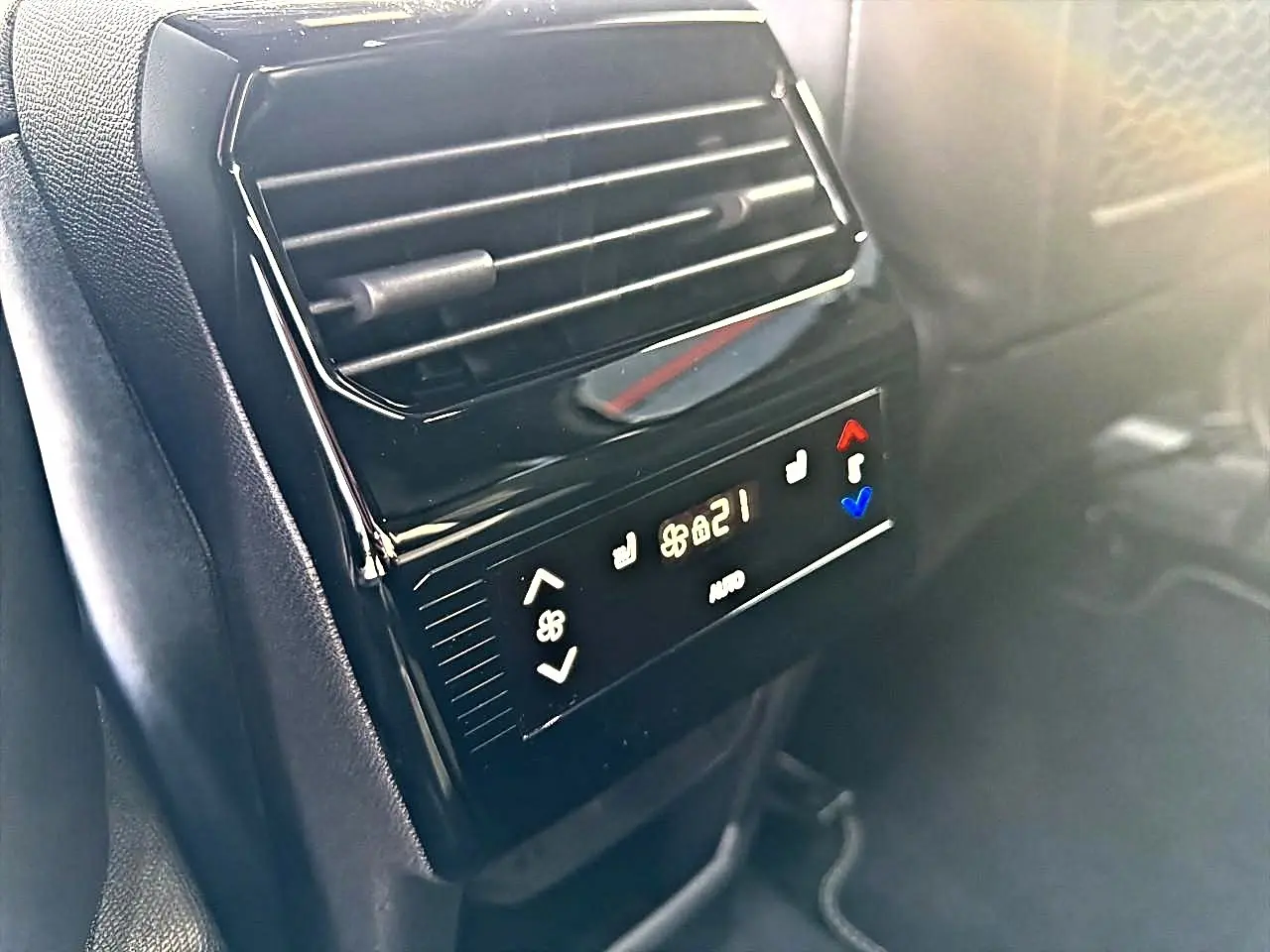 Détail de la commande de climatisation arrière noire du Peugeot 5008 Hybrid 145 GT e-dcs6, vue de côté.