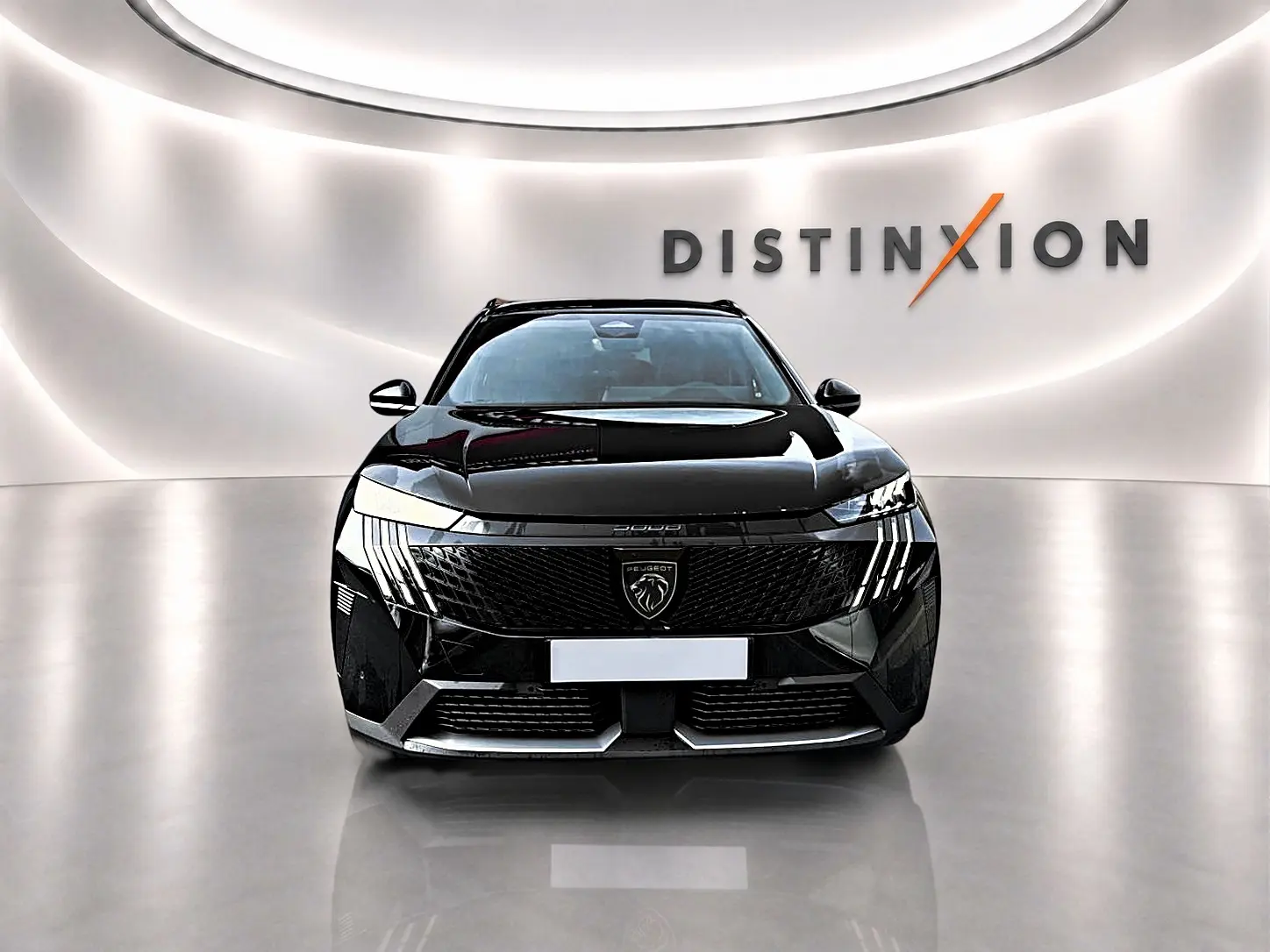 Vue avant du Peugeot 5008 Hybrid 145 GT noir, avec calandre imposante et signature lumineuse LED distinctive.