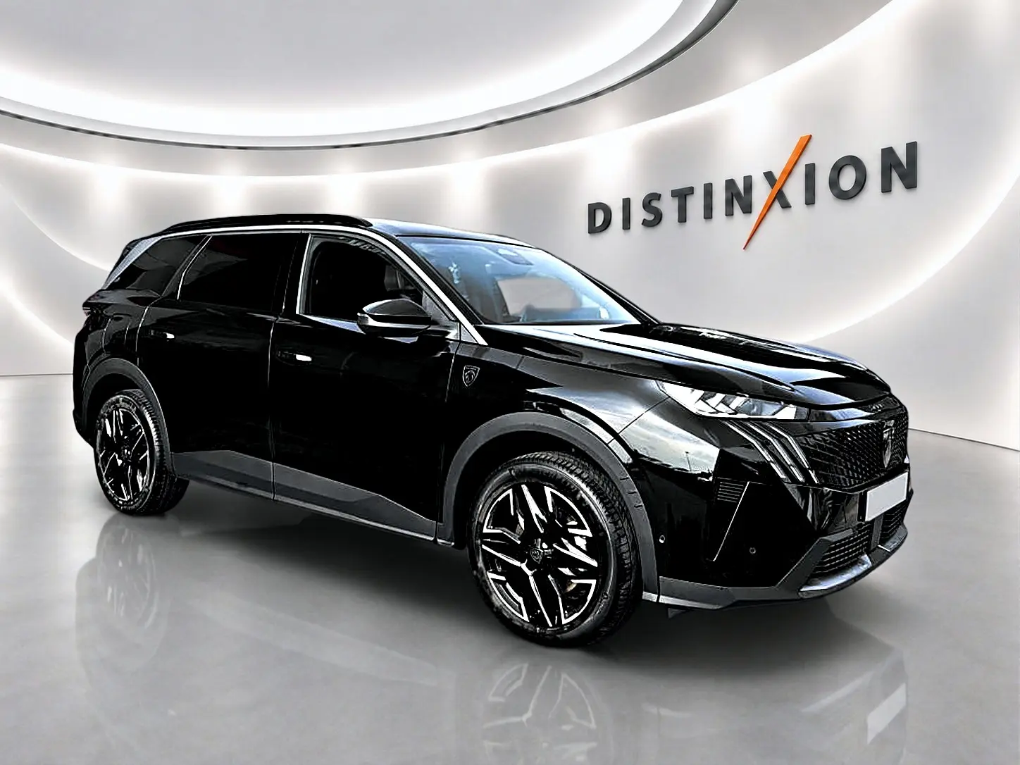 Peugeot 5008 Hybrid 145 GT noir en 3/4 avant droit, avec jantes alliage noires et calandre distinctive.