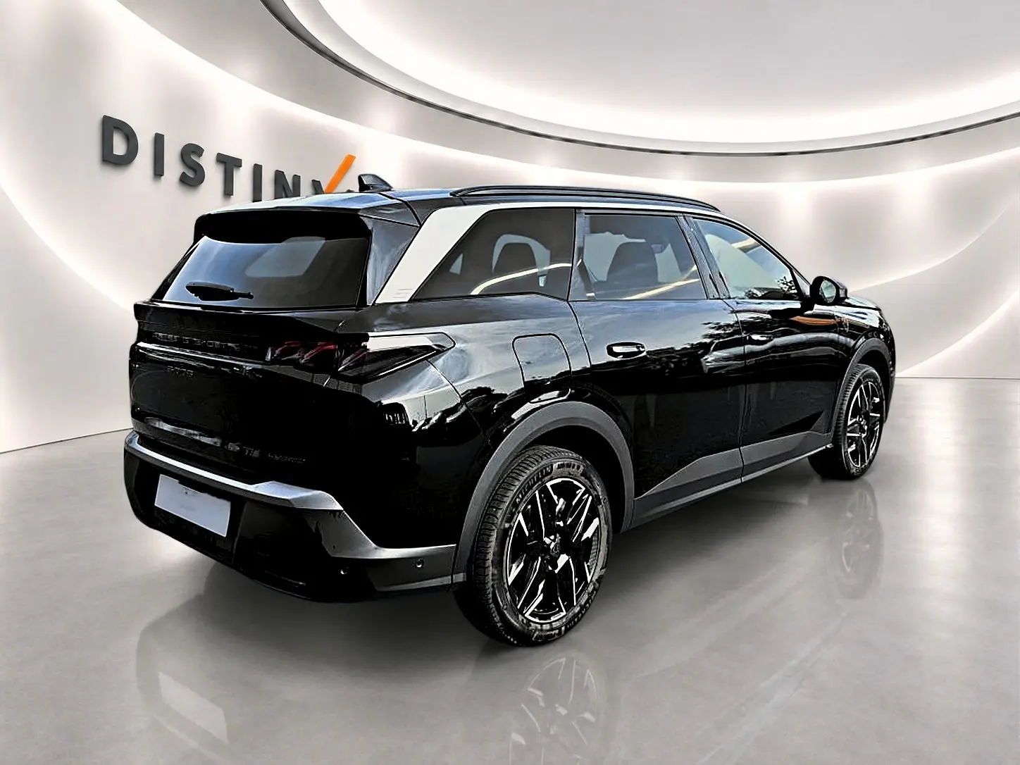 Peugeot 5008 Hybrid 145 GT noir, vue 3/4 arrière droit, avec jantes alu noires et toit contrasté blanc.