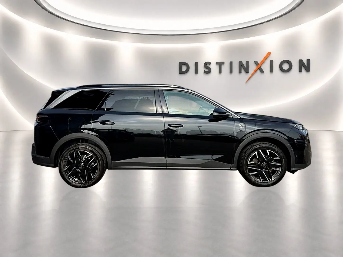 Profil droit du Peugeot 5008 Hybrid 145 GT noir brillant avec jantes alu noires et vitres surteintées.