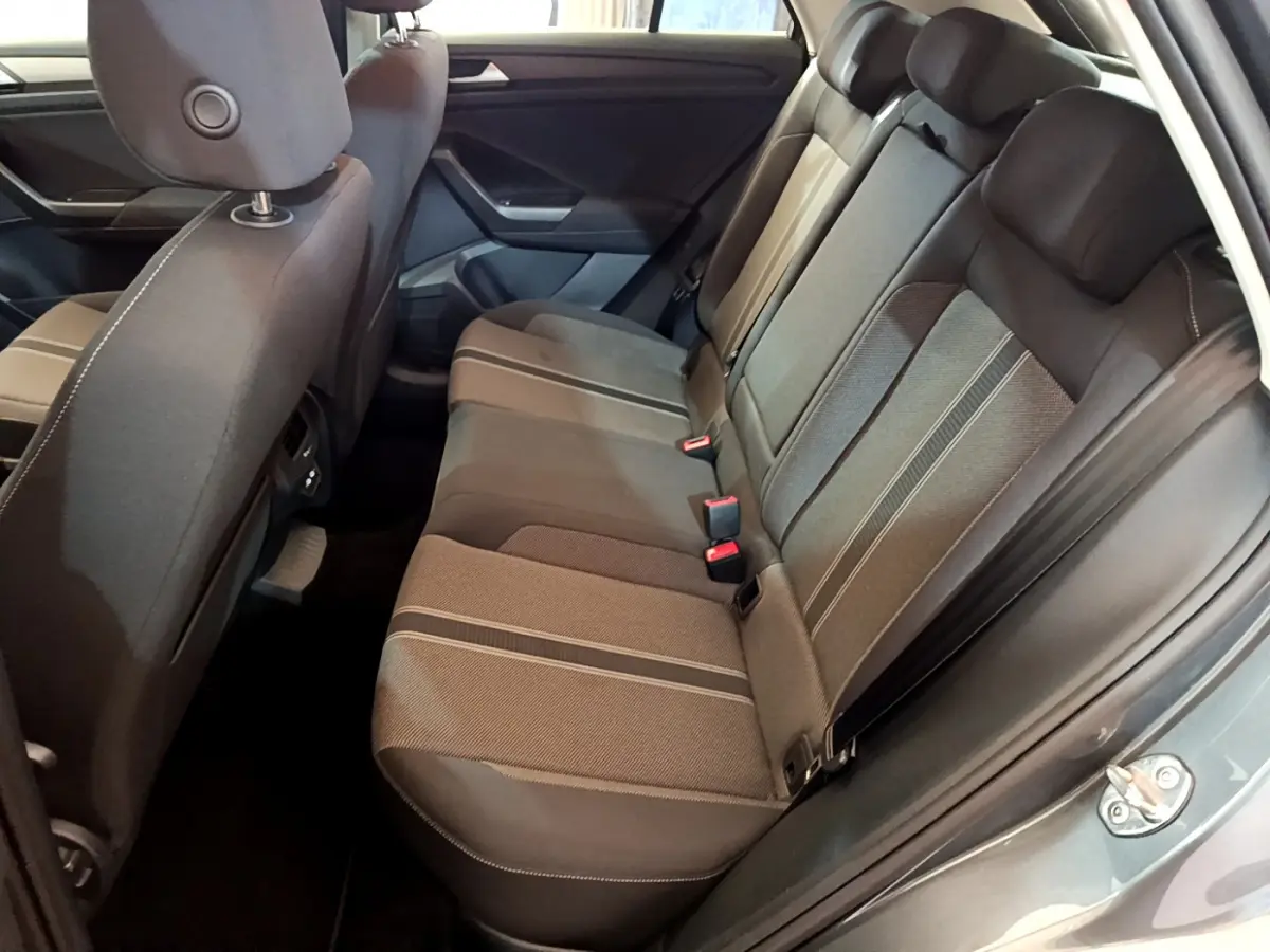 Vue intérieure côté droit sur la banquette arrière grise du Volkswagen T-Roc 1.0 TSI 110 Lounge Business 2021.