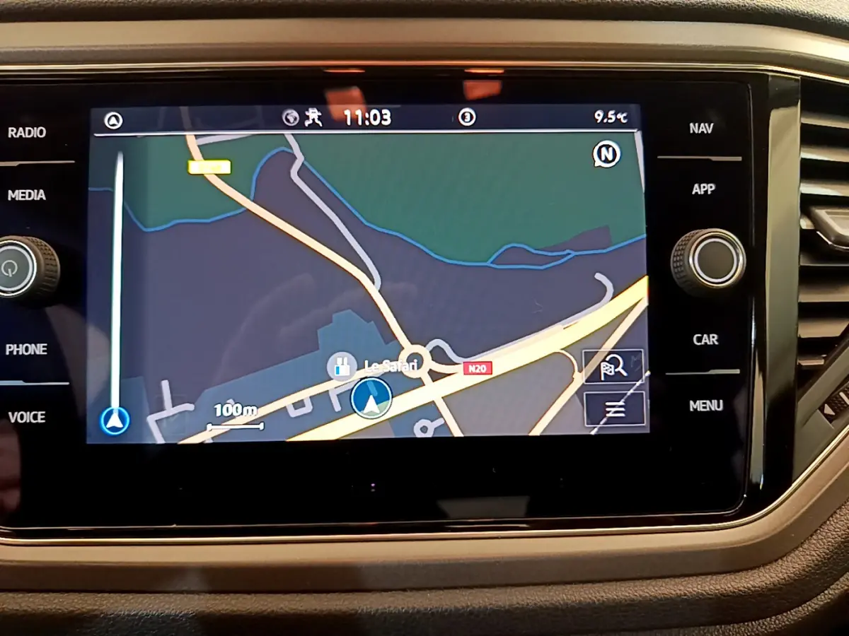 Écran tactile de navigation 8 pouces du Volkswagen T-Roc 1.0 TSI 110 Lounge Business, vue rapprochée du tableau de bord.
