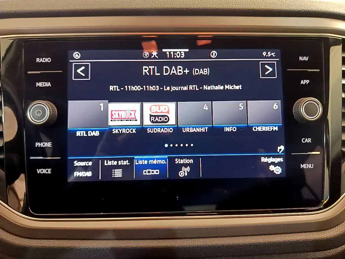 Écran tactile central du Volkswagen T-Roc 2021 affichant la radio numérique RTL DAB+ en intérieur noir.