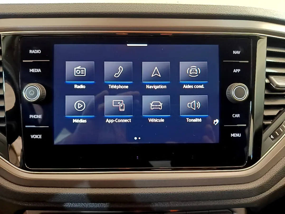 Écran tactile central du tableau de bord du Volkswagen T-Roc 2021, affichant le menu principal multimédia.