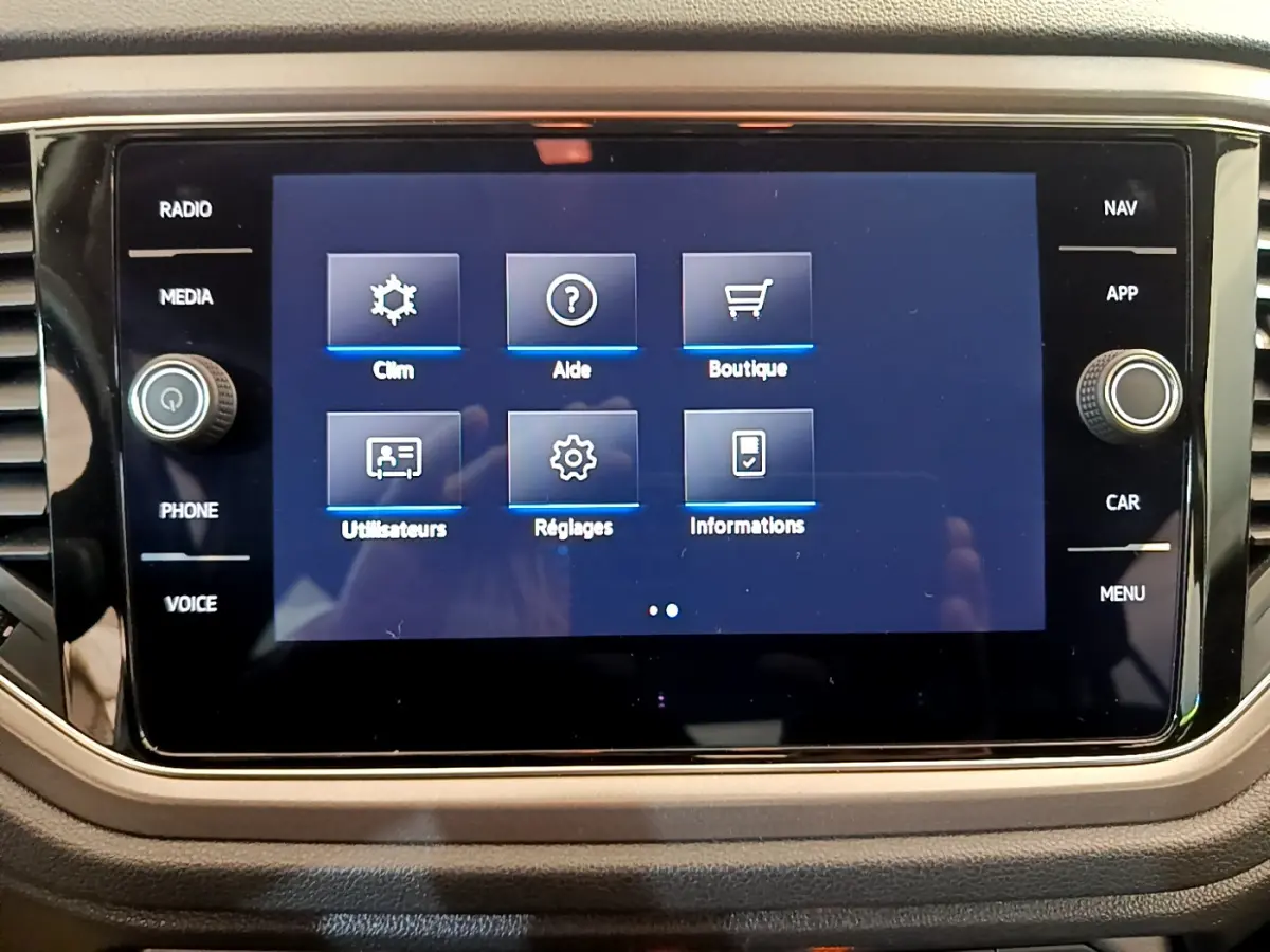 Écran tactile central du Volkswagen T-Roc 1.0 TSI 110 Lounge Business, interface menu principal affichée.