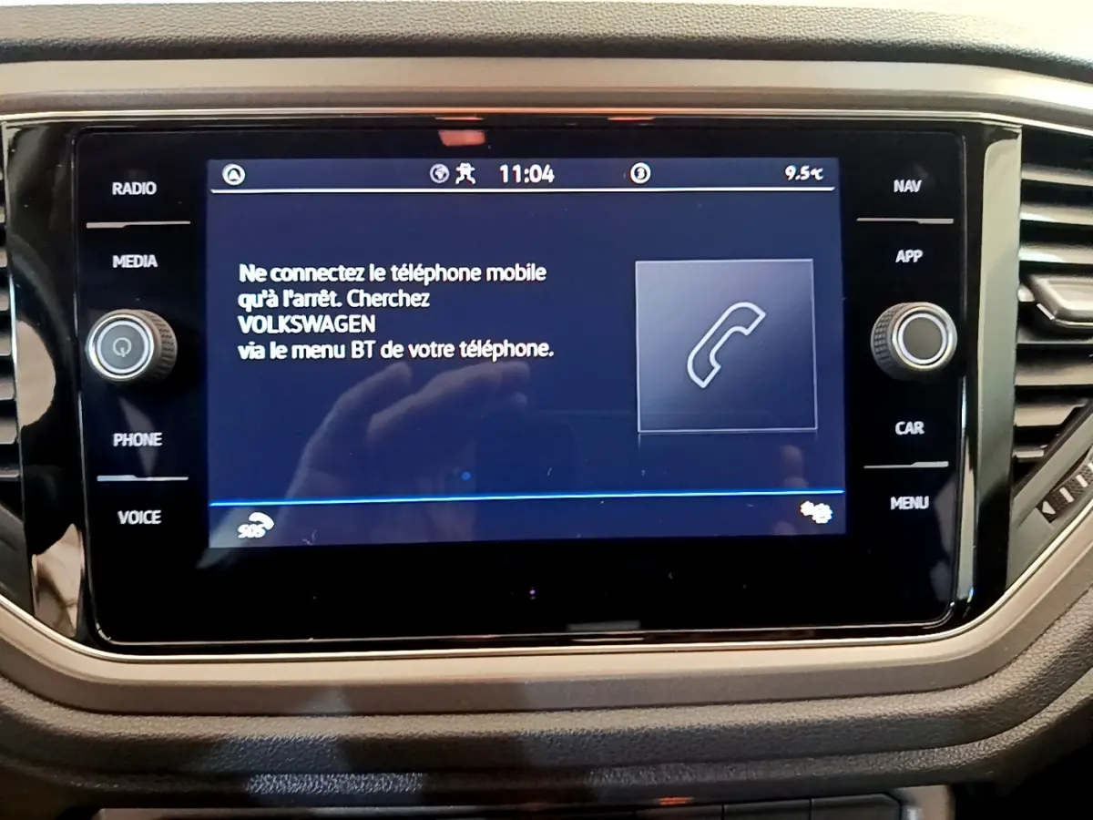 Écran tactile central du Volkswagen T-Roc 2021 affichant une notification Bluetooth, vue de face intérieure.