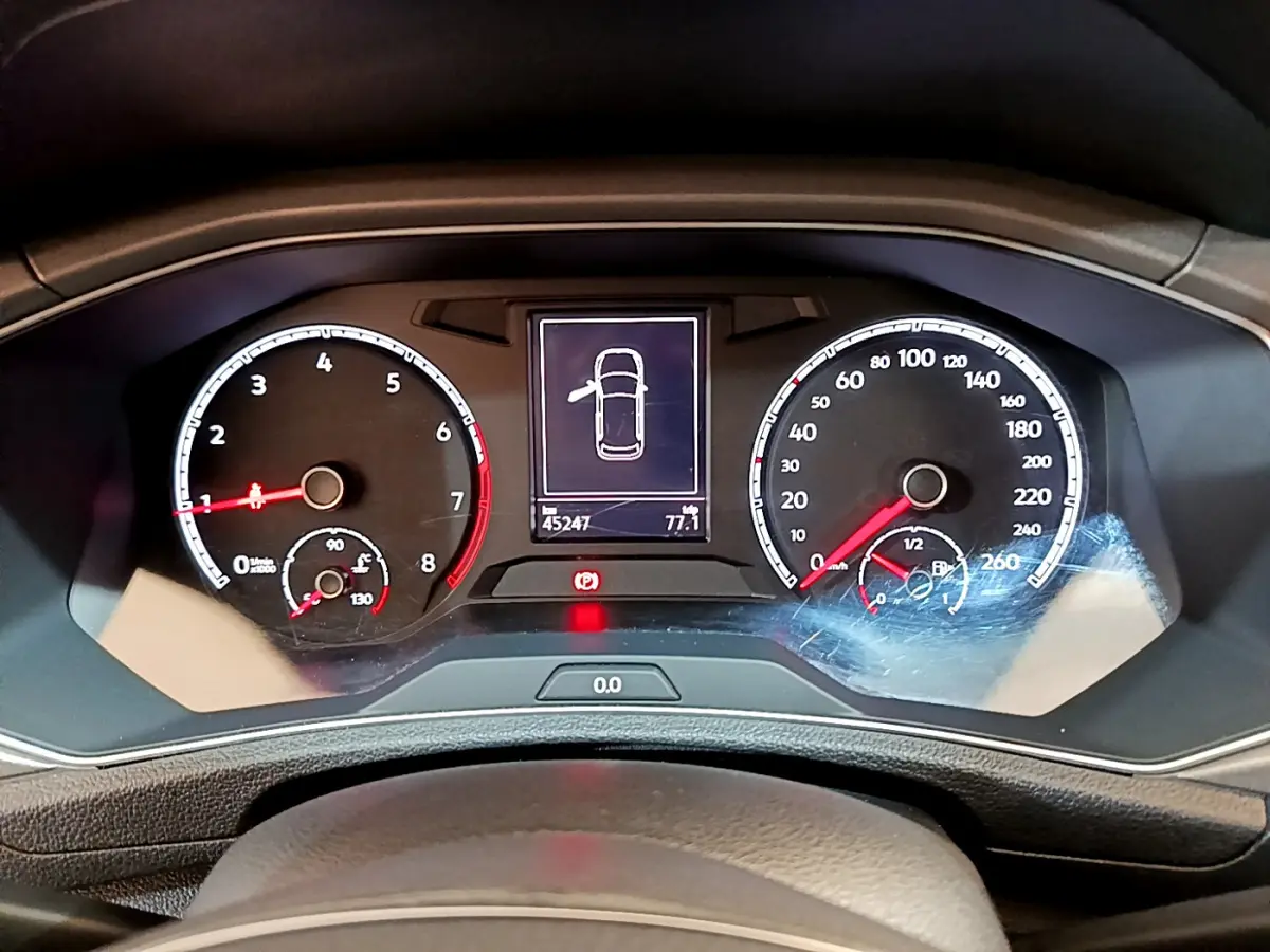 Tableau de bord du Volkswagen T-Roc 1.0 TSI 110 Lounge Business, affichage digital central et compteurs analogiques.