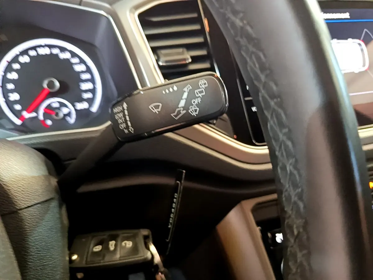 Gros plan sur la manette d’essuie-glace côté gauche du tableau de bord du Volkswagen T-Roc gris foncé 2021.