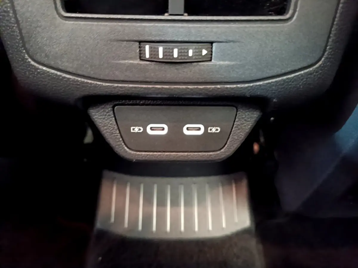 Gros plan sur les deux ports USB-C de recharge situés à l'arrière de la console centrale du Volkswagen T-Roc gris foncé.