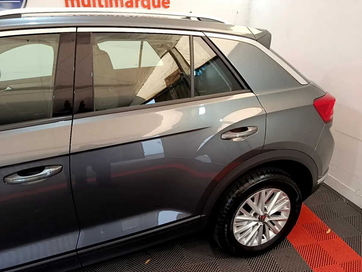 Vue latérale droite du Volkswagen T-Roc gris foncé, mettant en valeur la porte arrière et la roue arrière alliage.