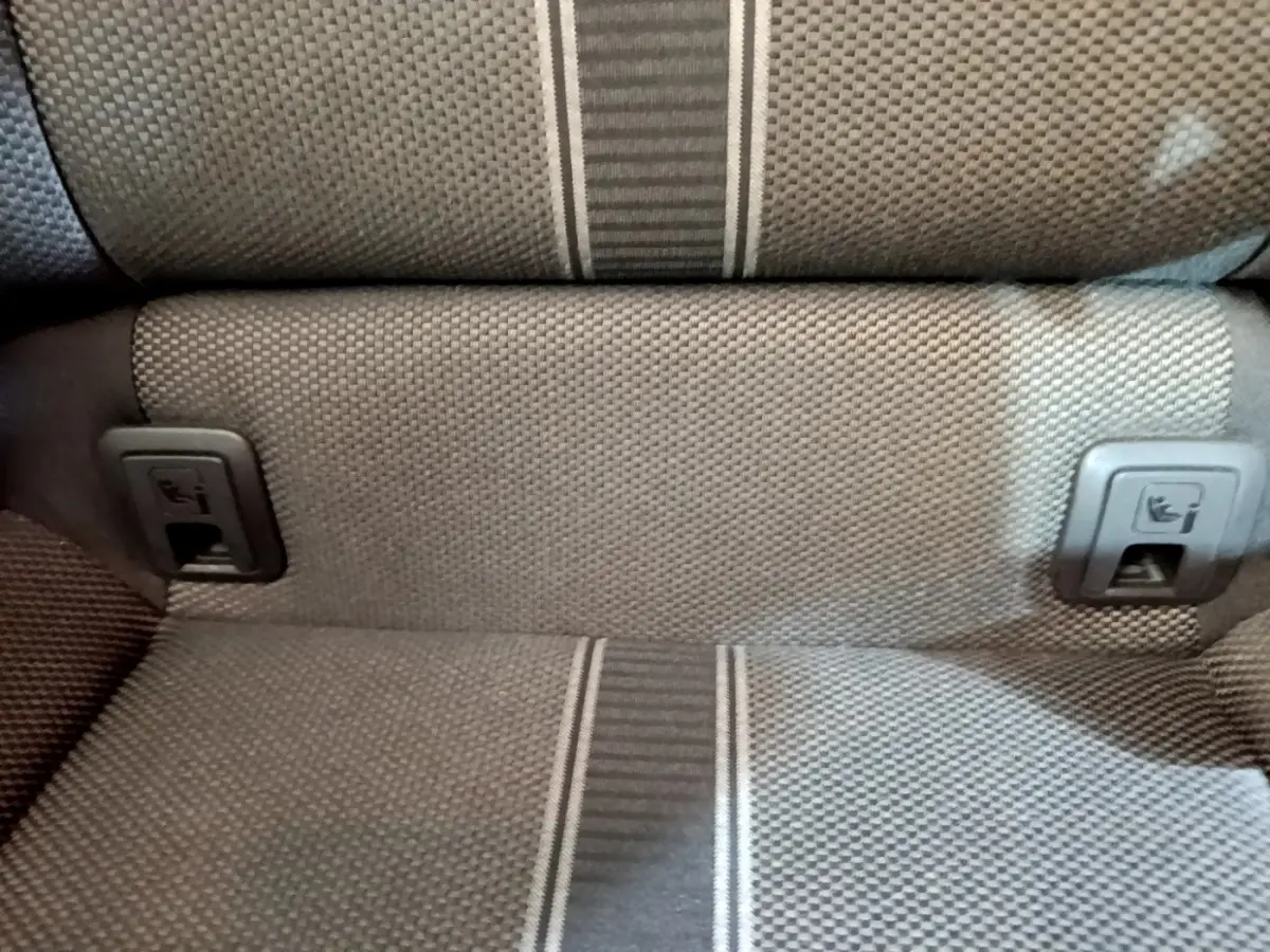 Détail de la banquette arrière grise du Volkswagen T-Roc 1.0 TSI 110 Lounge Business avec fixation Isofix visible.