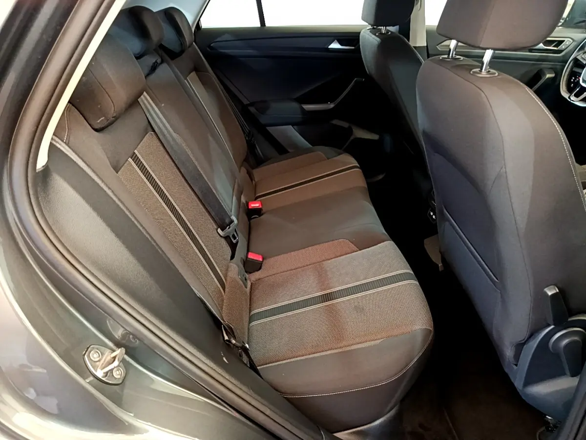 Vue intérieure côté gauche des sièges arrière gris foncé du Volkswagen T-Roc 1.0 TSI 110 Lounge Business 2021.