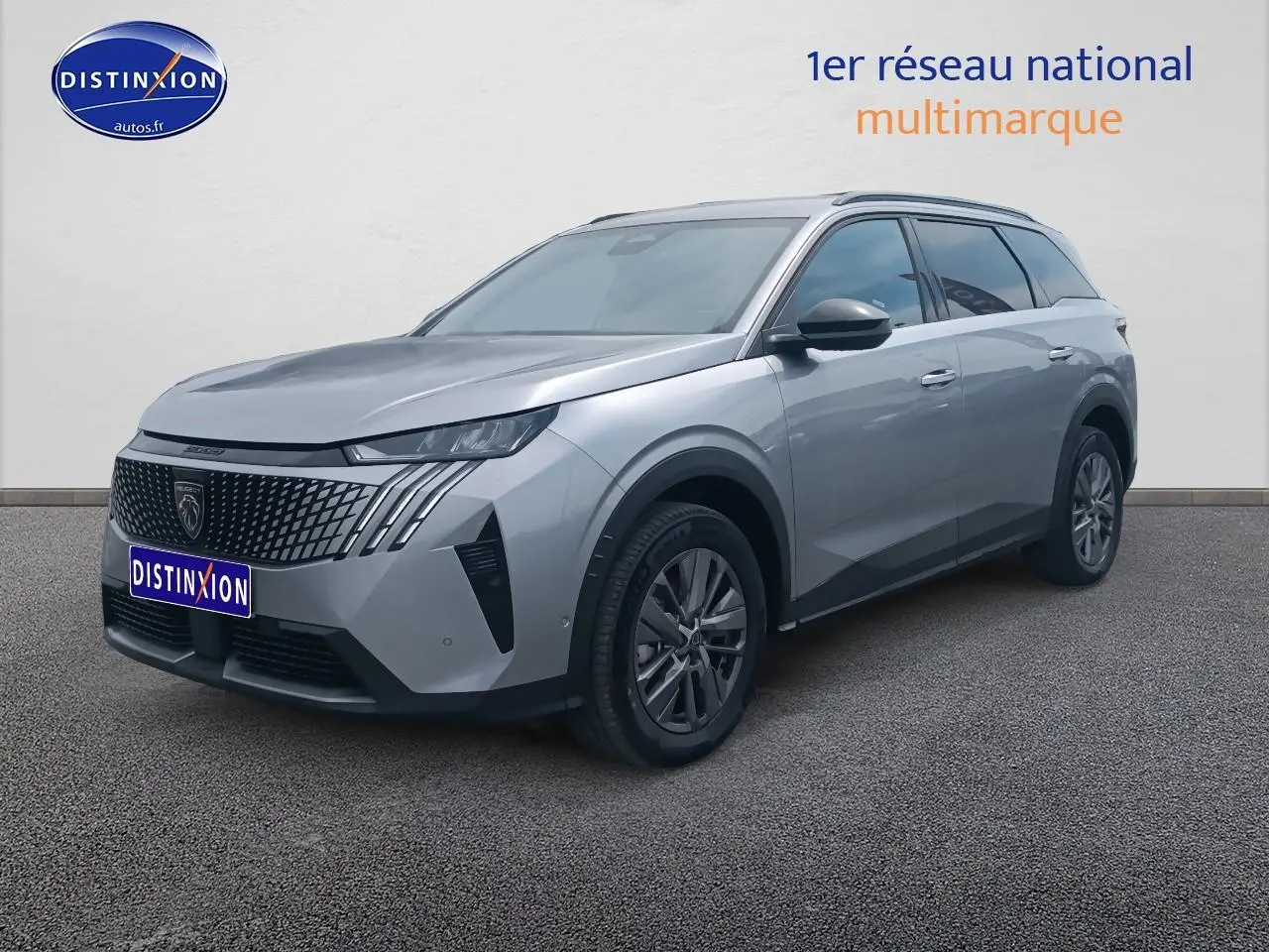 Peugeot 5008 Hybrid 145 allure e-dcs6 gris artense en 3/4 avant droit sur fond neutre.
