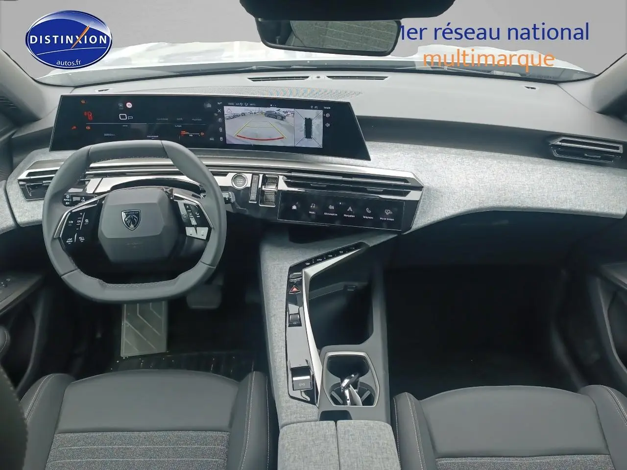 Vue intérieure avant du Peugeot 5008 Hybrid 145 allure 2025, tableau de bord moderne avec écran tactile et volant compact.