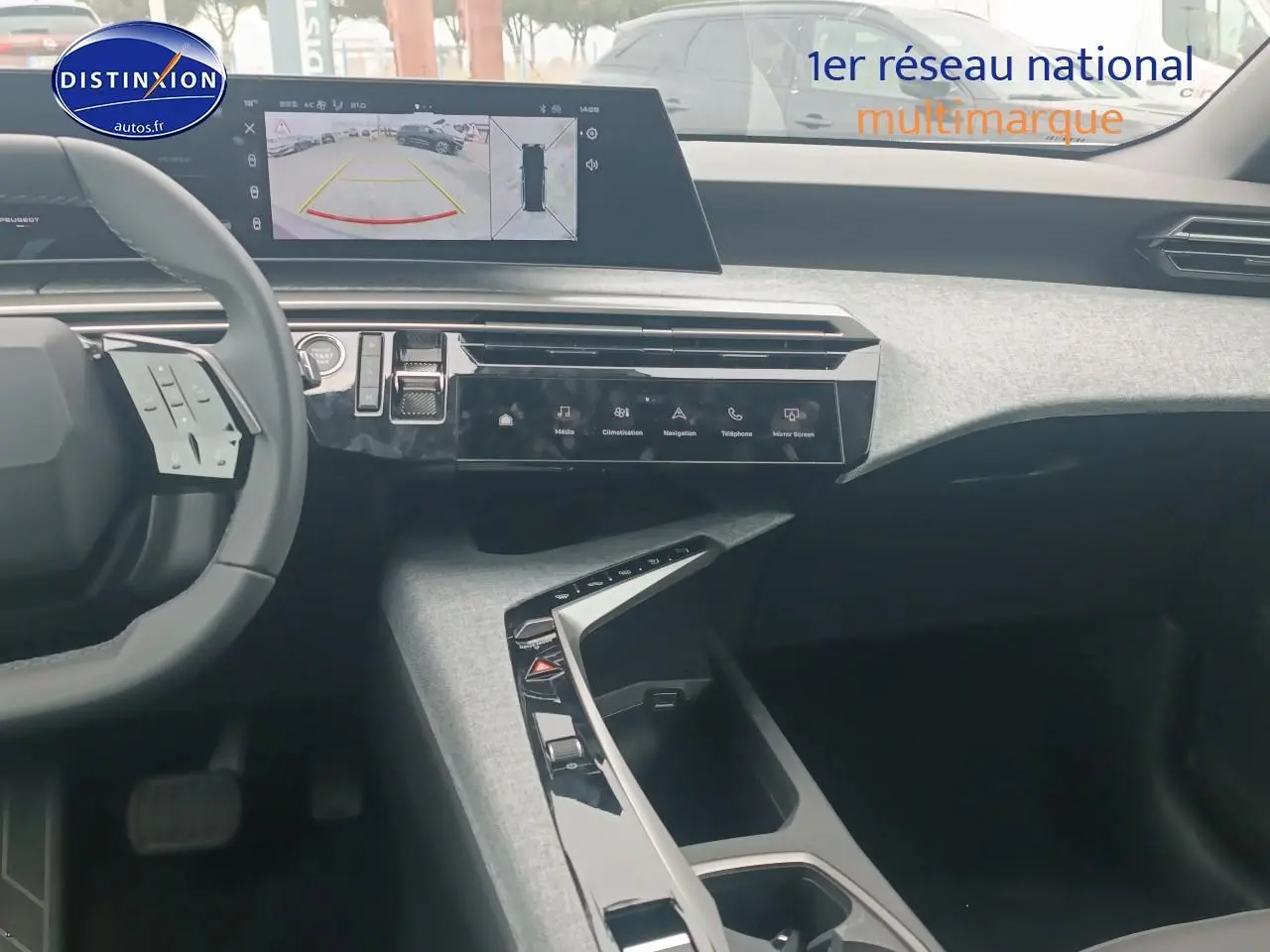 Intérieur avant droit du Peugeot 5008 gris Artense 2025 avec écran tactile et volant multifonction cuir.