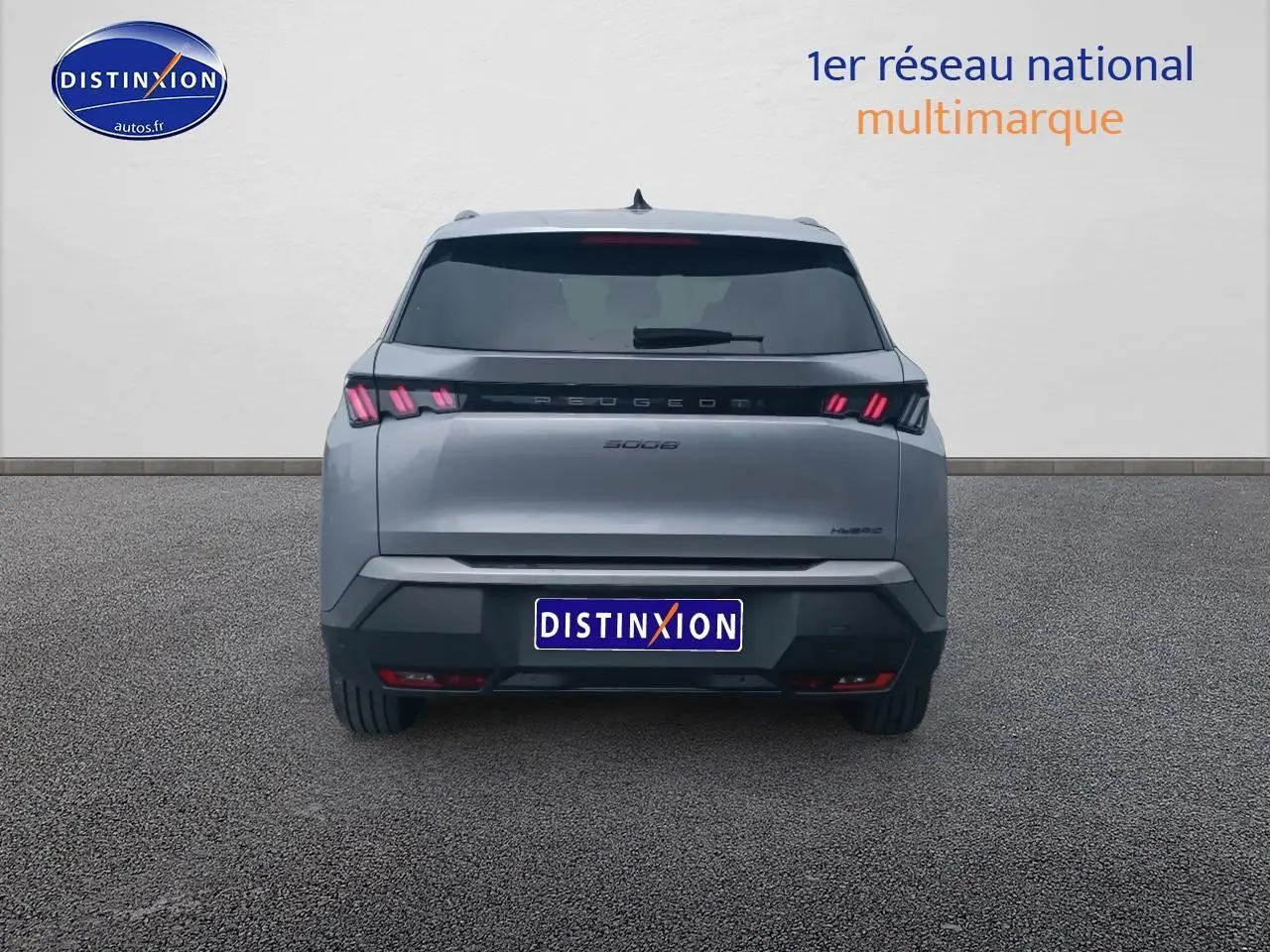 Vue arrière d’un Peugeot 5008 Hybrid 145 allure gris artense avec feux LED caractéristiques allumés.