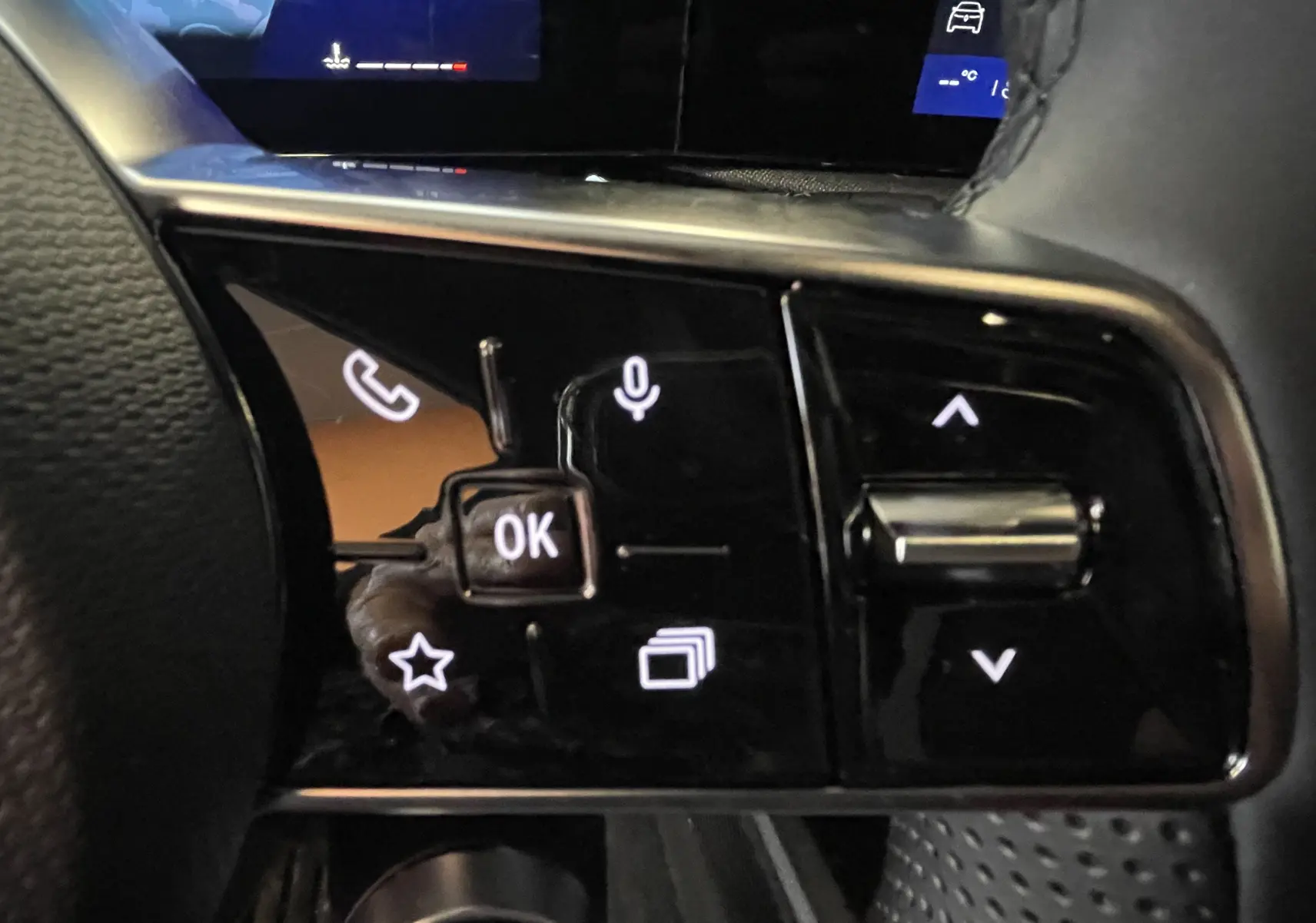 Gros plan sur la console centrale d’une Renault Clio VI gris Rafale, avec boutons de frein à main et auto hold éclairés.